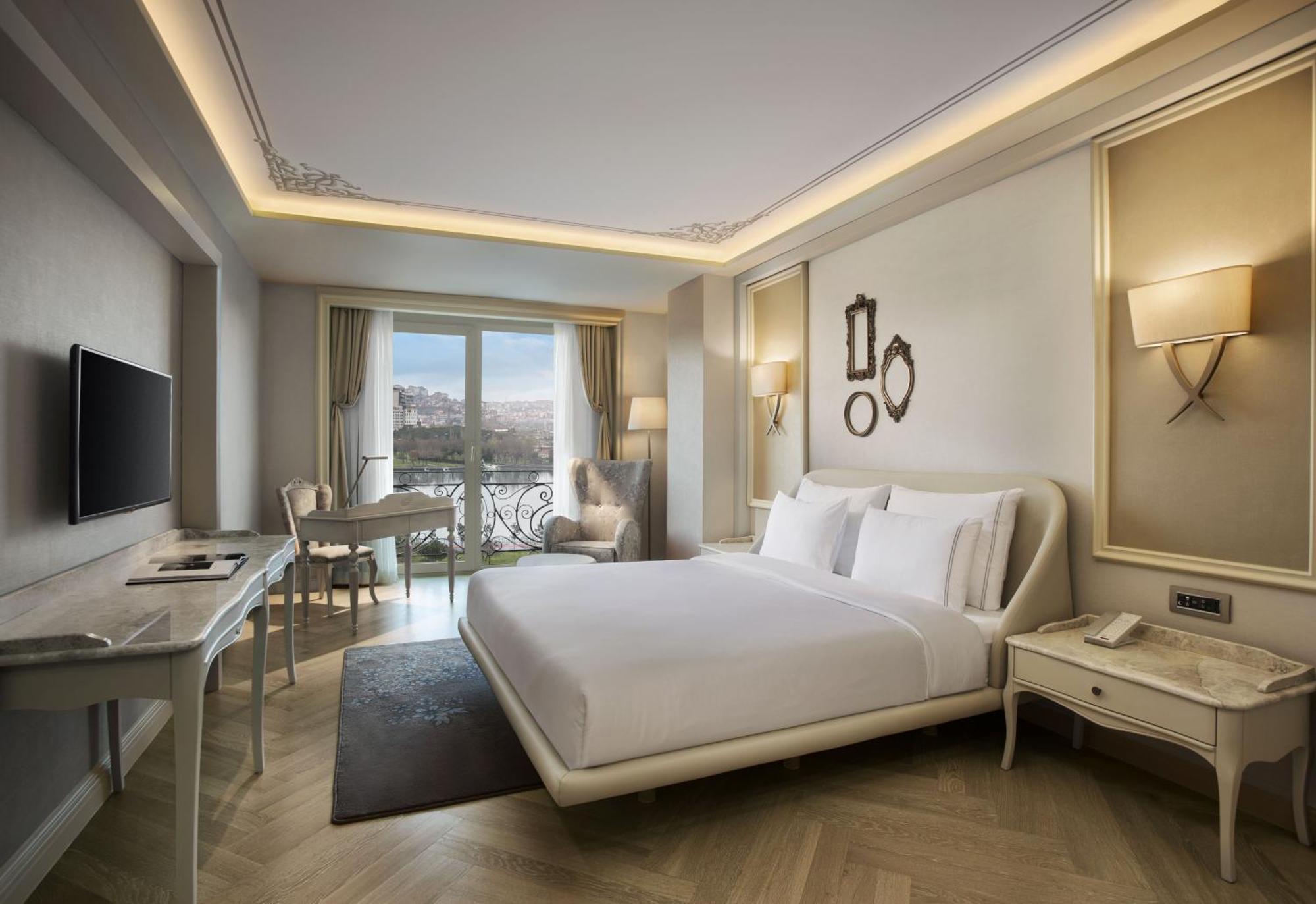 Deluxe King Room Park View