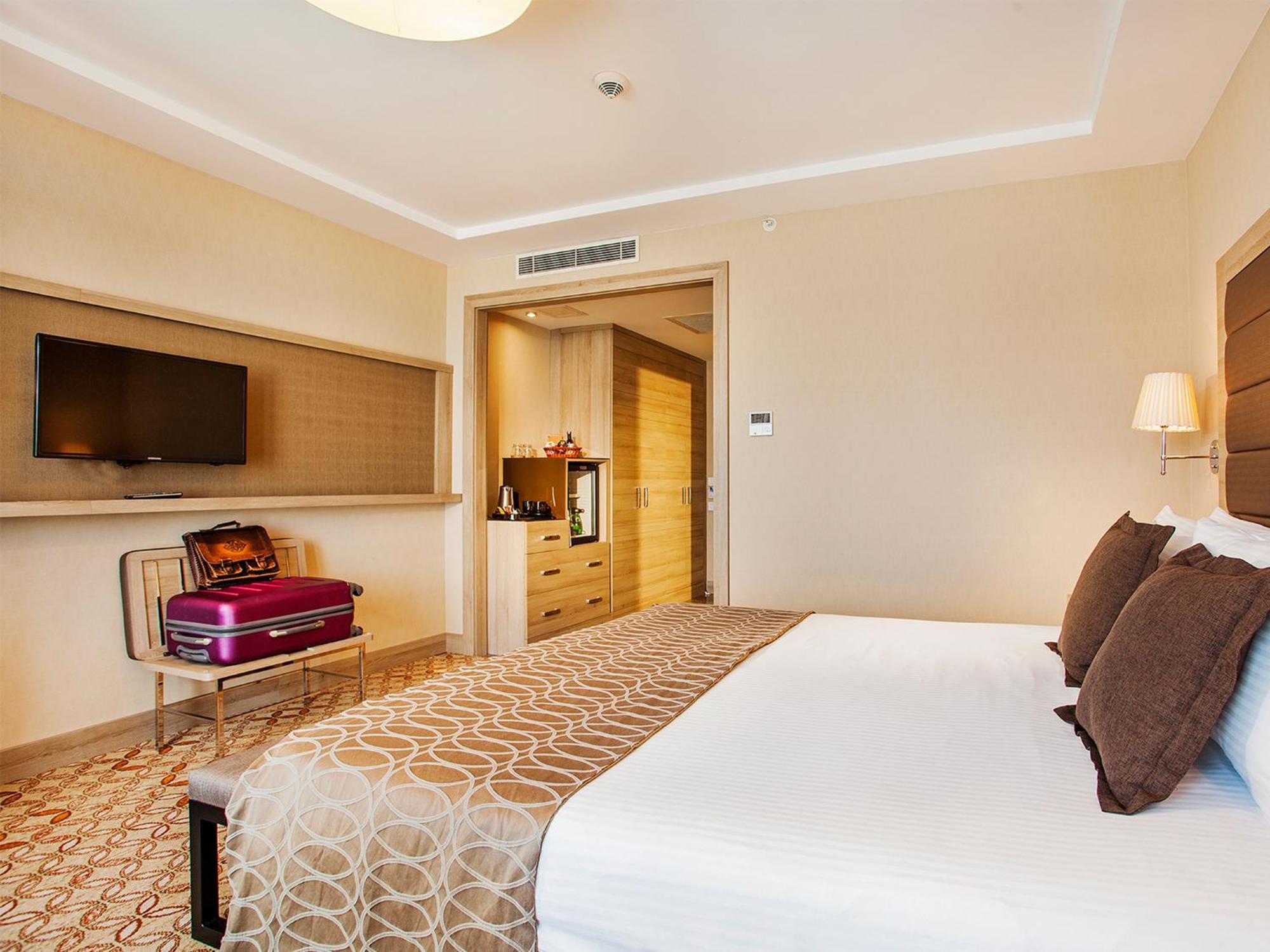 Superior Double Room Partial Sea View