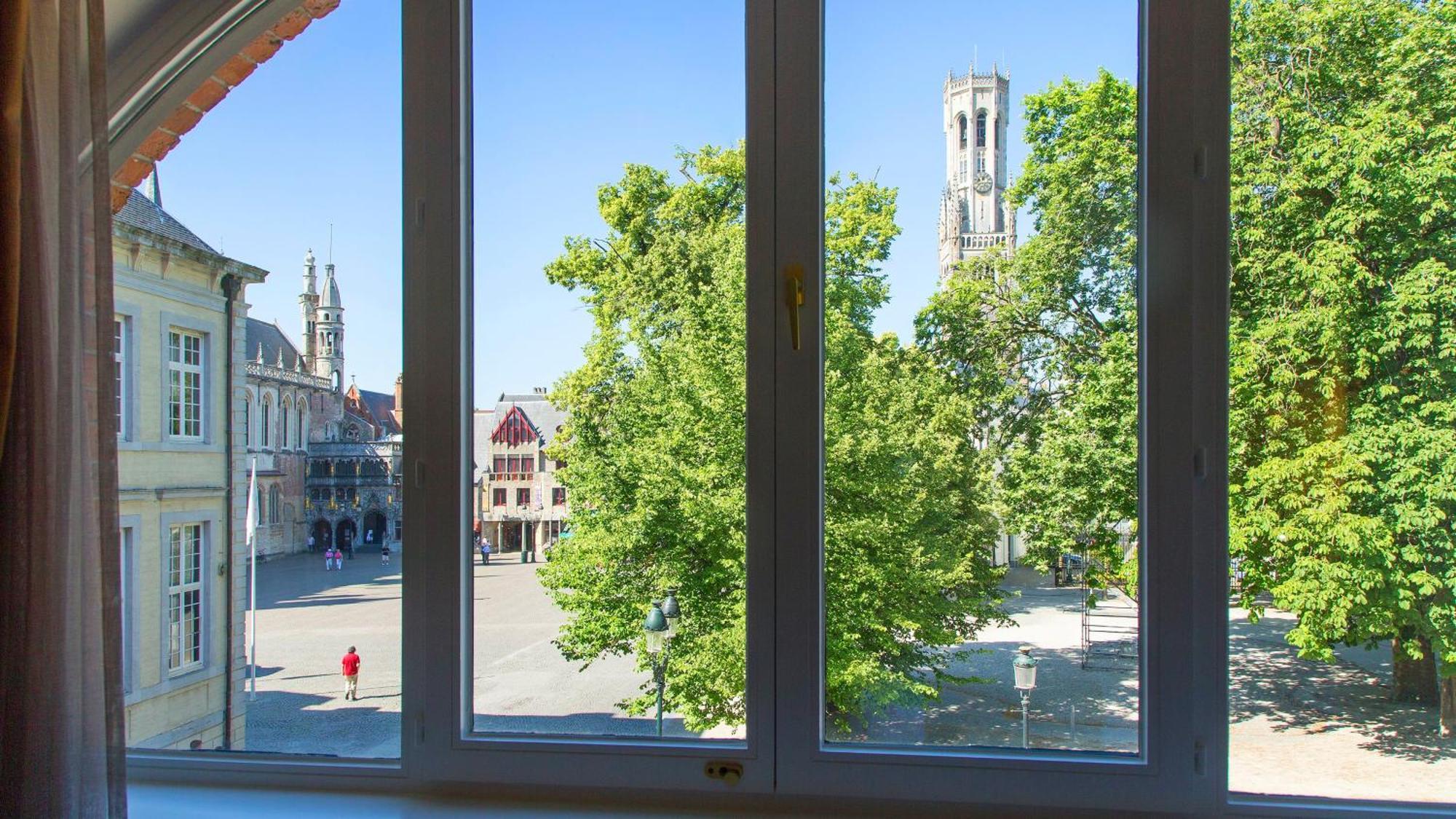 Suite Junior con cama extragrande y vistas a la ciudad