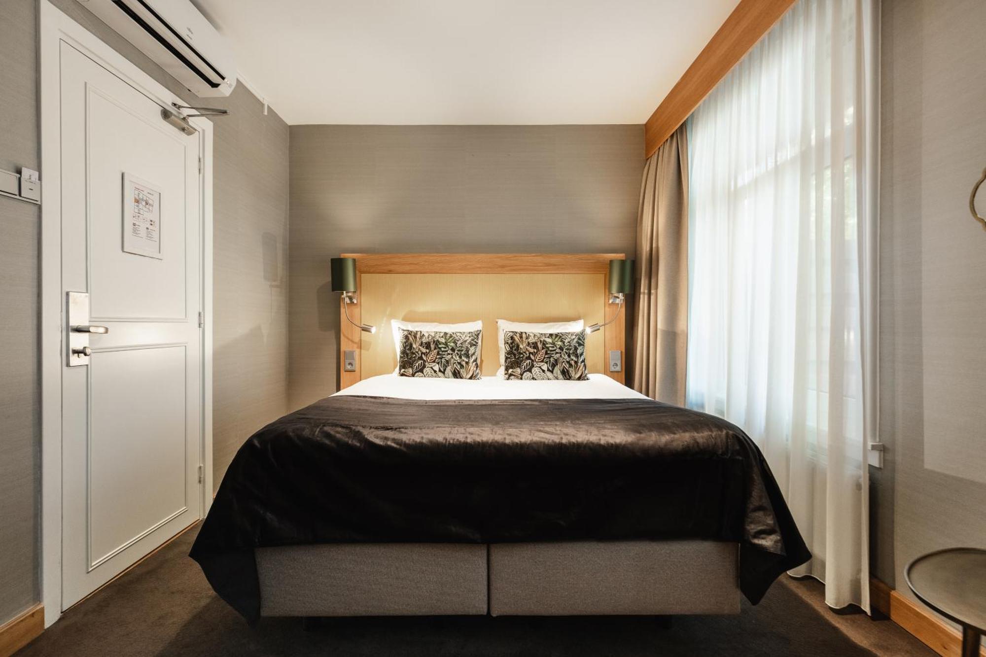 Small Queen Room,1706511977:JPEG