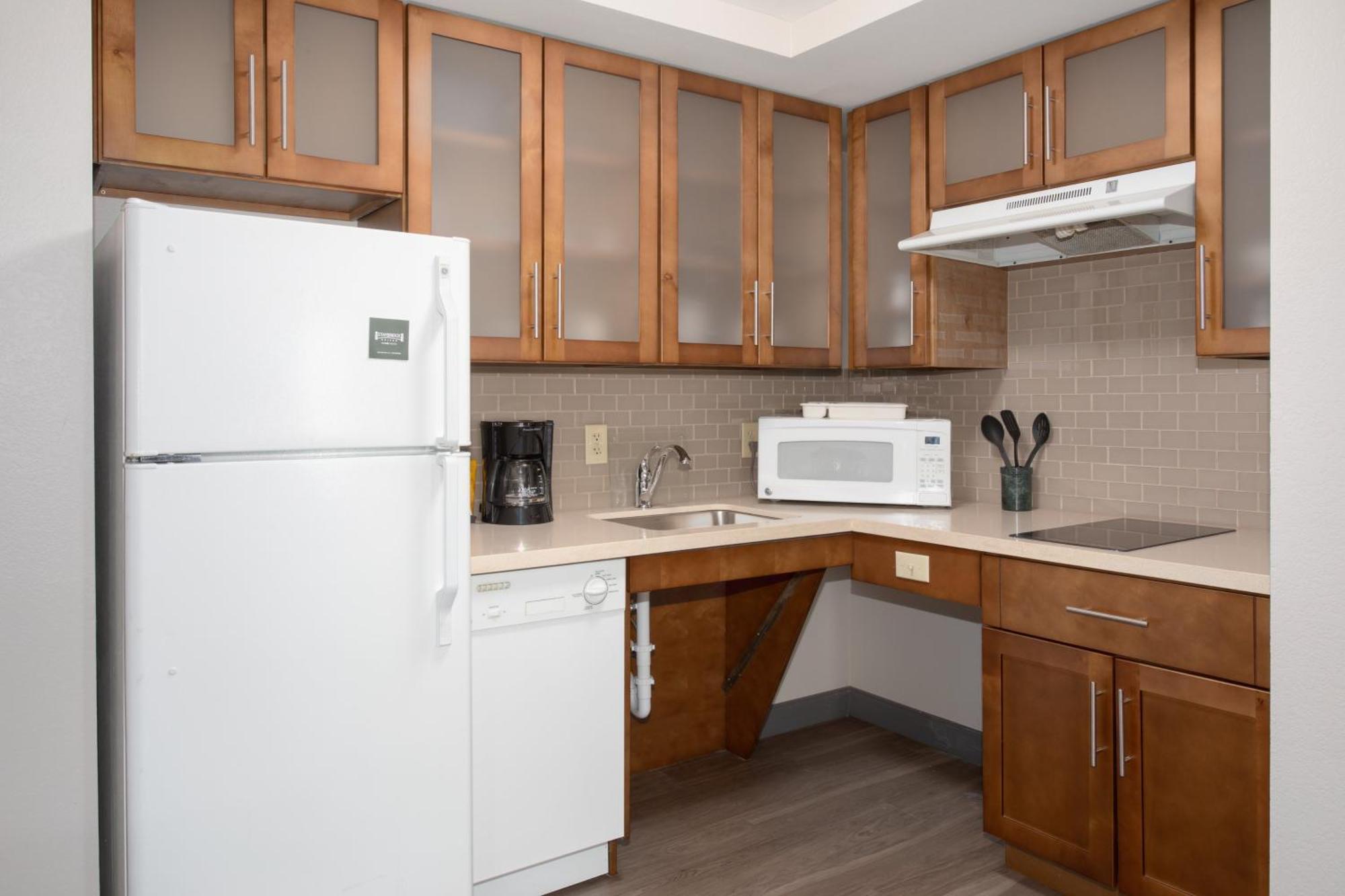 One-Bedroom Suite Communications or Mobility Accessible Tub