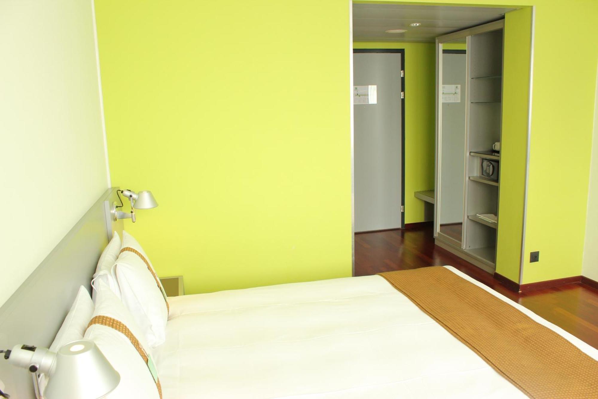 Standard Zimmer mit Queensize-Bett und Blick auf das Hallenstadion