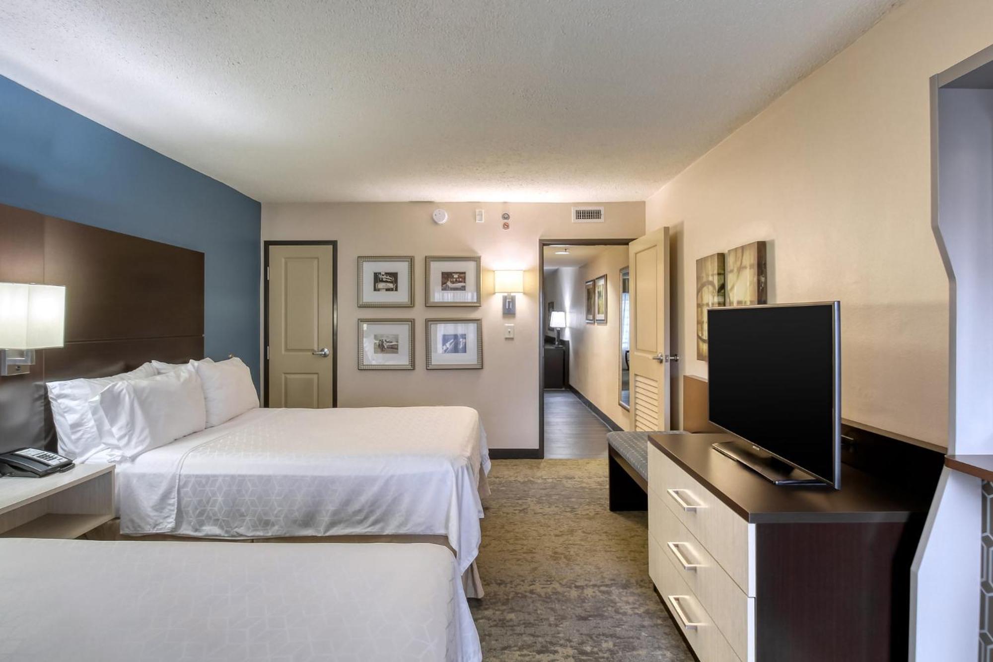Standard Twin Room with Roll-in Shower - Communications Access
