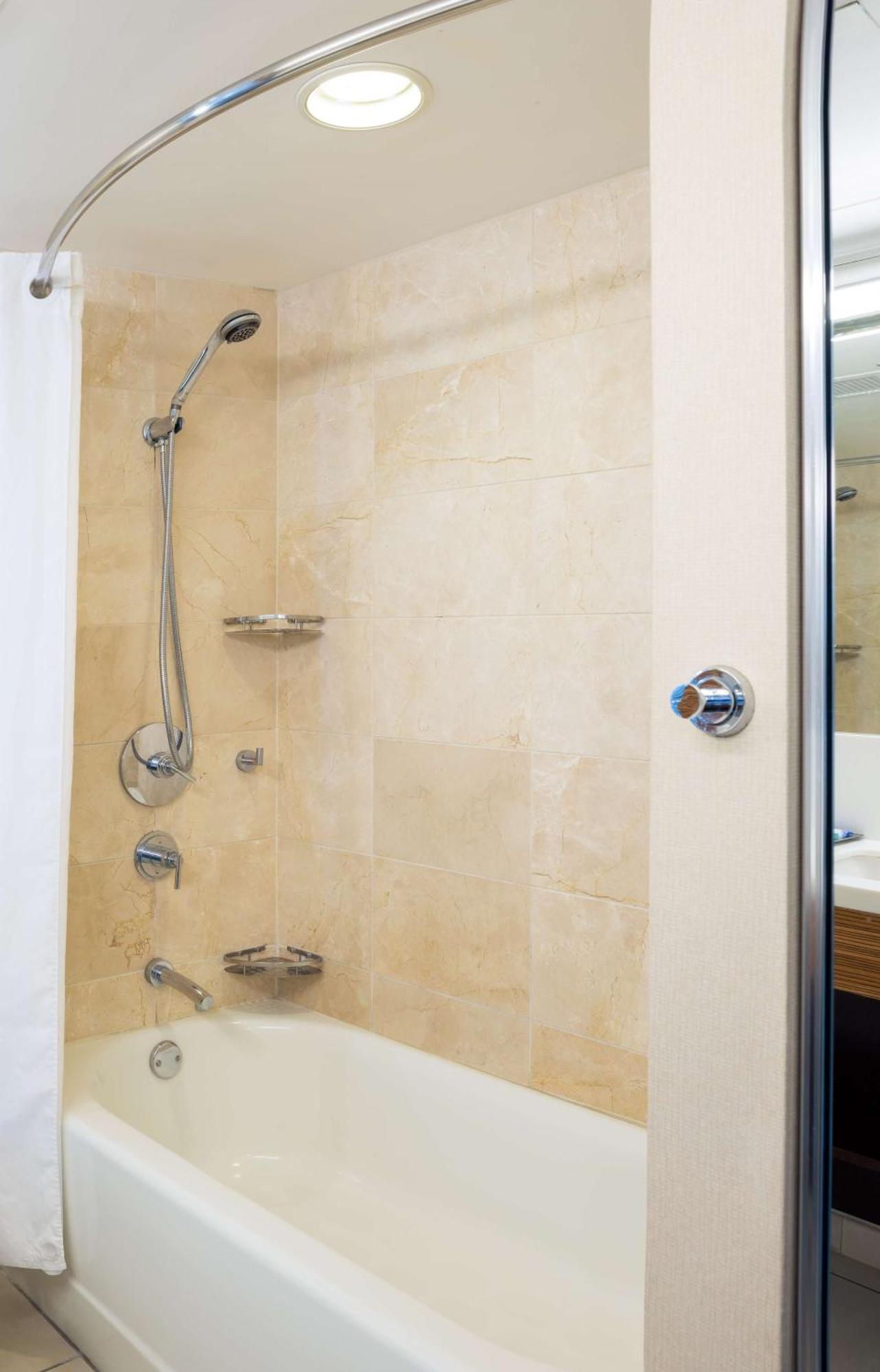 Quarto Queen com 2 Camas Queen-size e Vista Cidade