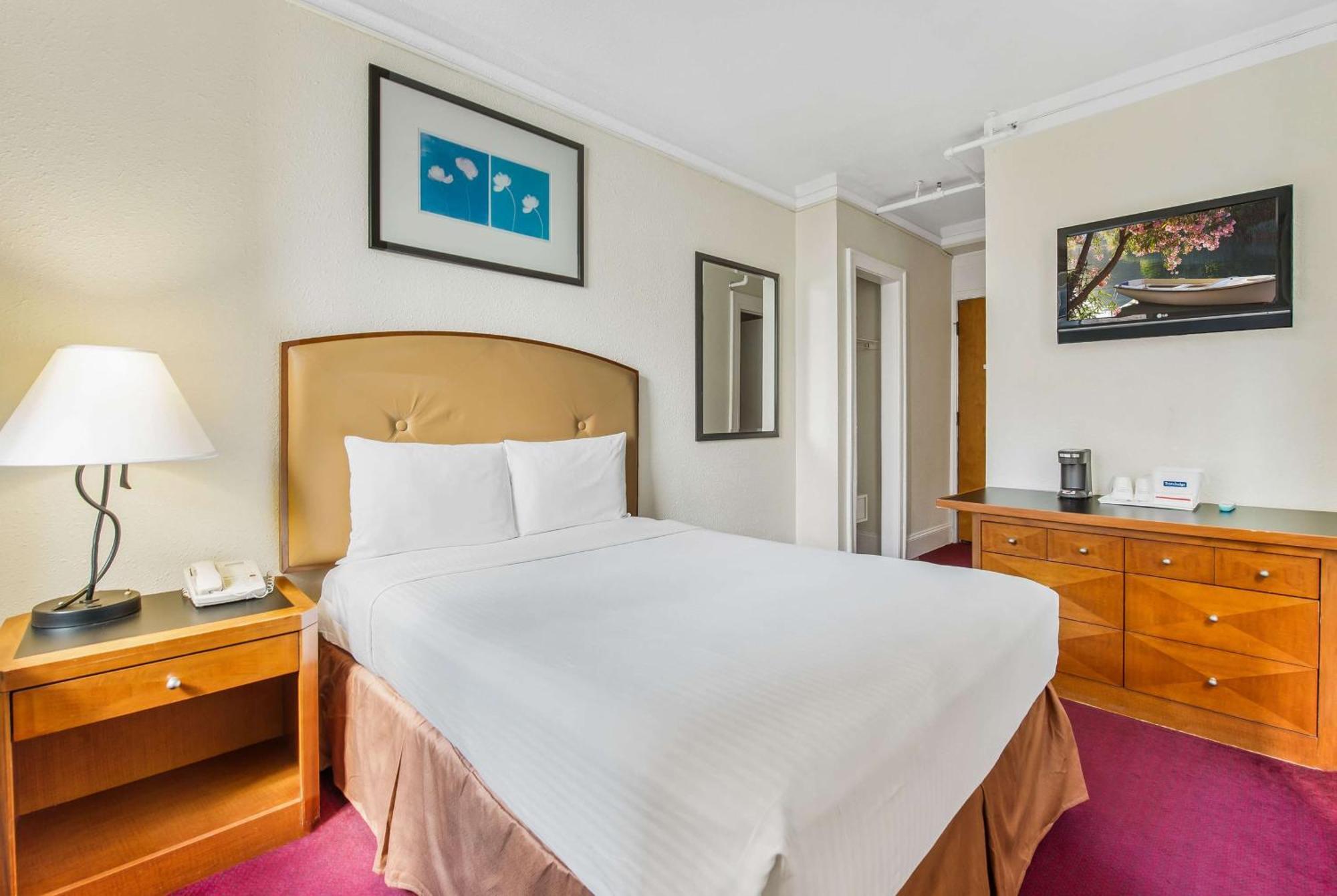 King Room One King Bed Non-Smoking