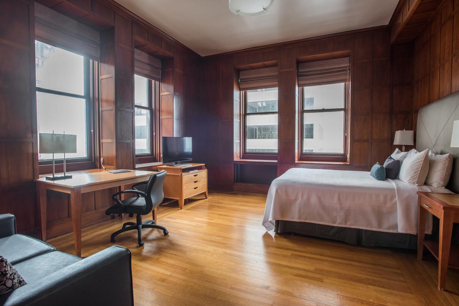 Deluxe Queen Parlor