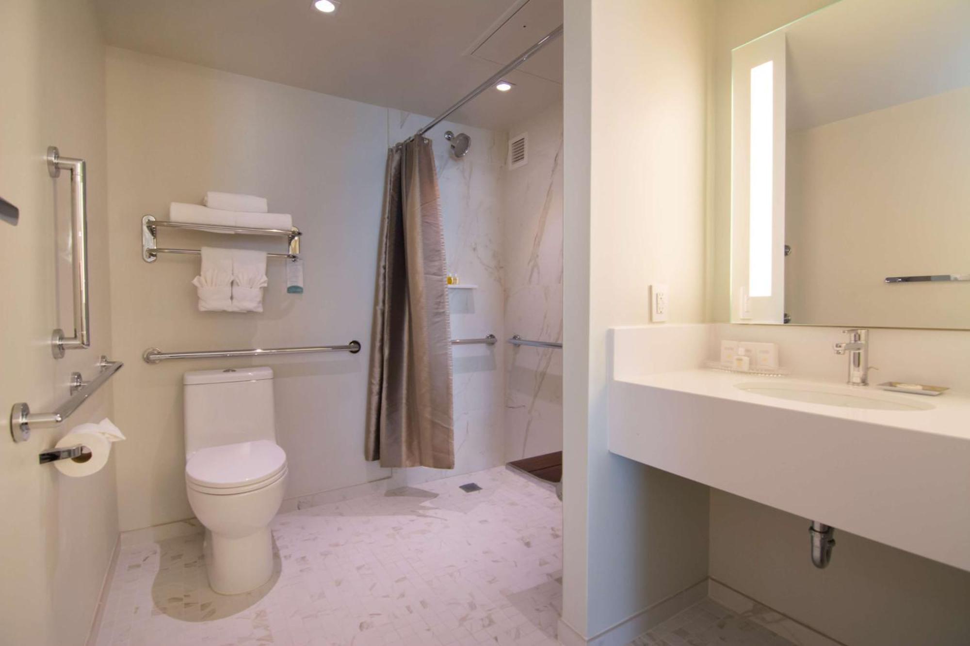 Junior Suite mit Kingsize-Bett - barrierefrei mit ebenerdiger Dusche / Nichtraucher