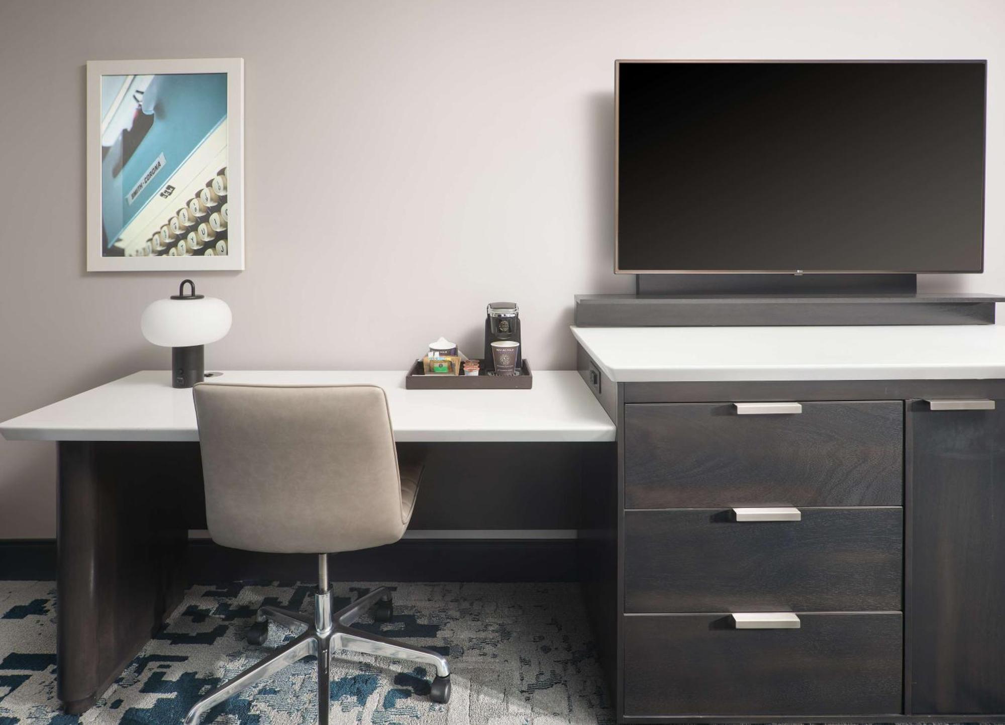 Habitación con cama extragrande.
