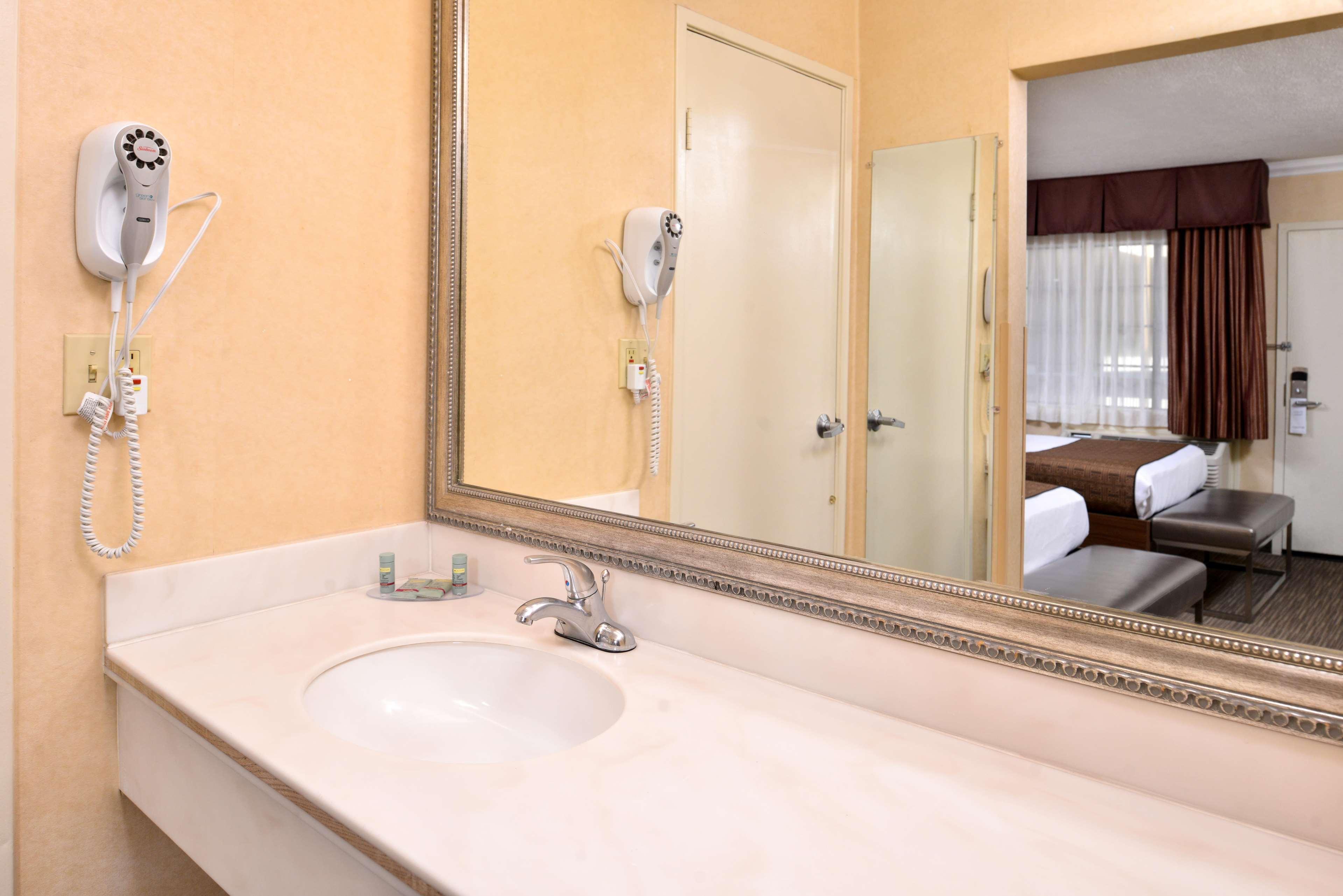 King Room Spa Bath Lower Level or Non-Smoking