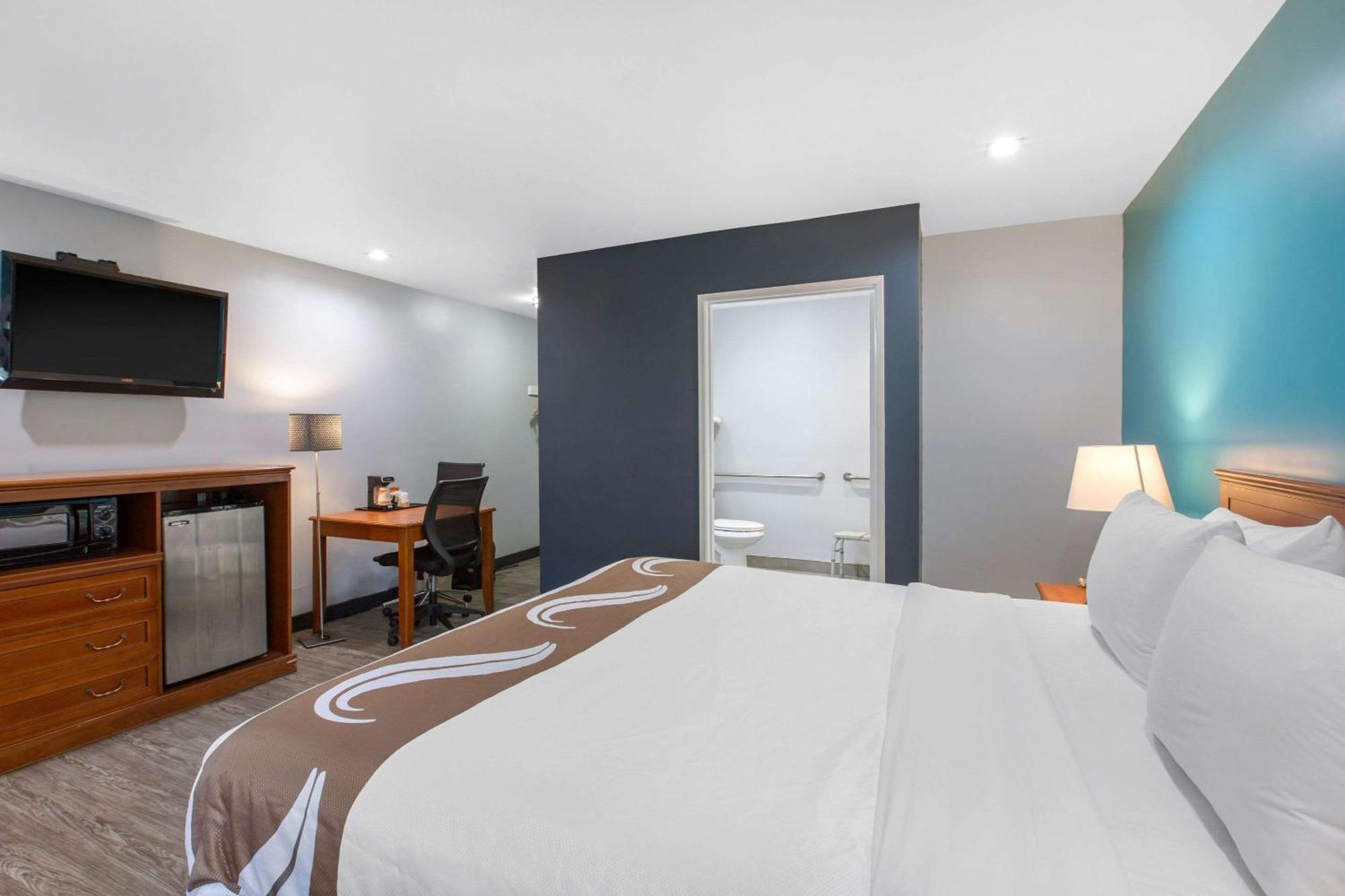 Standard Room 1 King Bed Accessible Tub Non Smoking