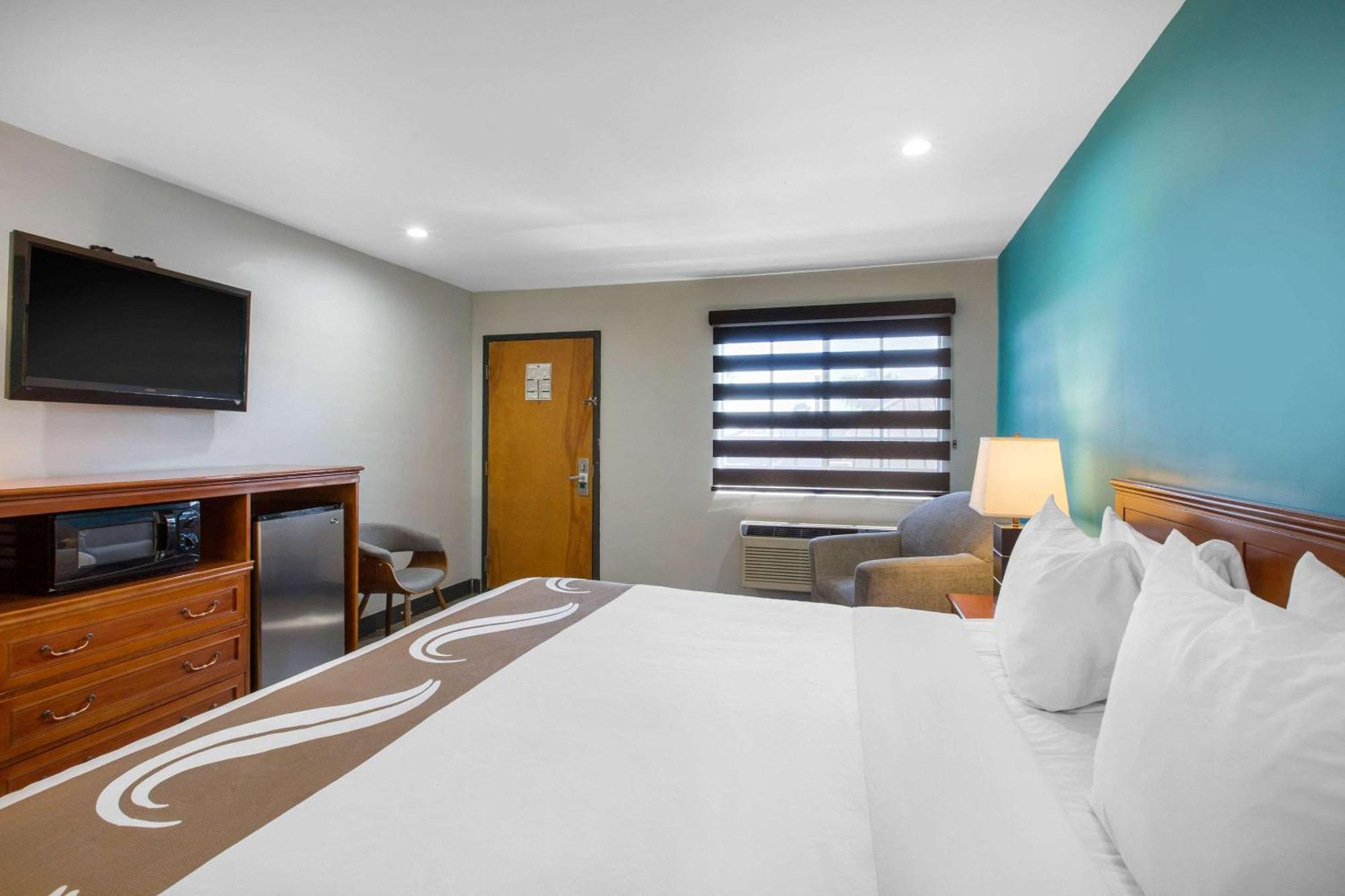 Standard Room 1 King Bed Non Smoking