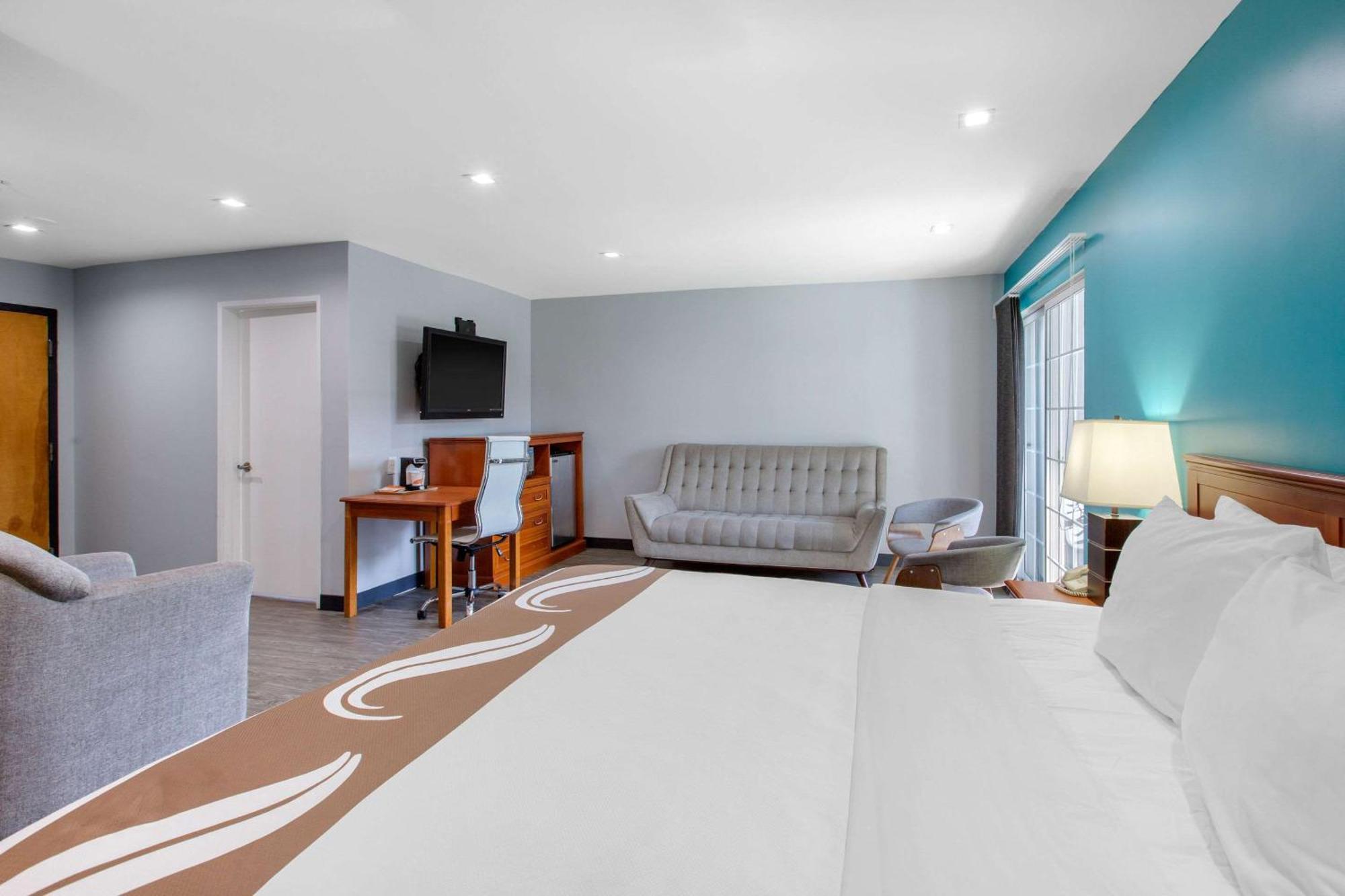 Suite 1 King Bed Sofa Balcony Non Smoking