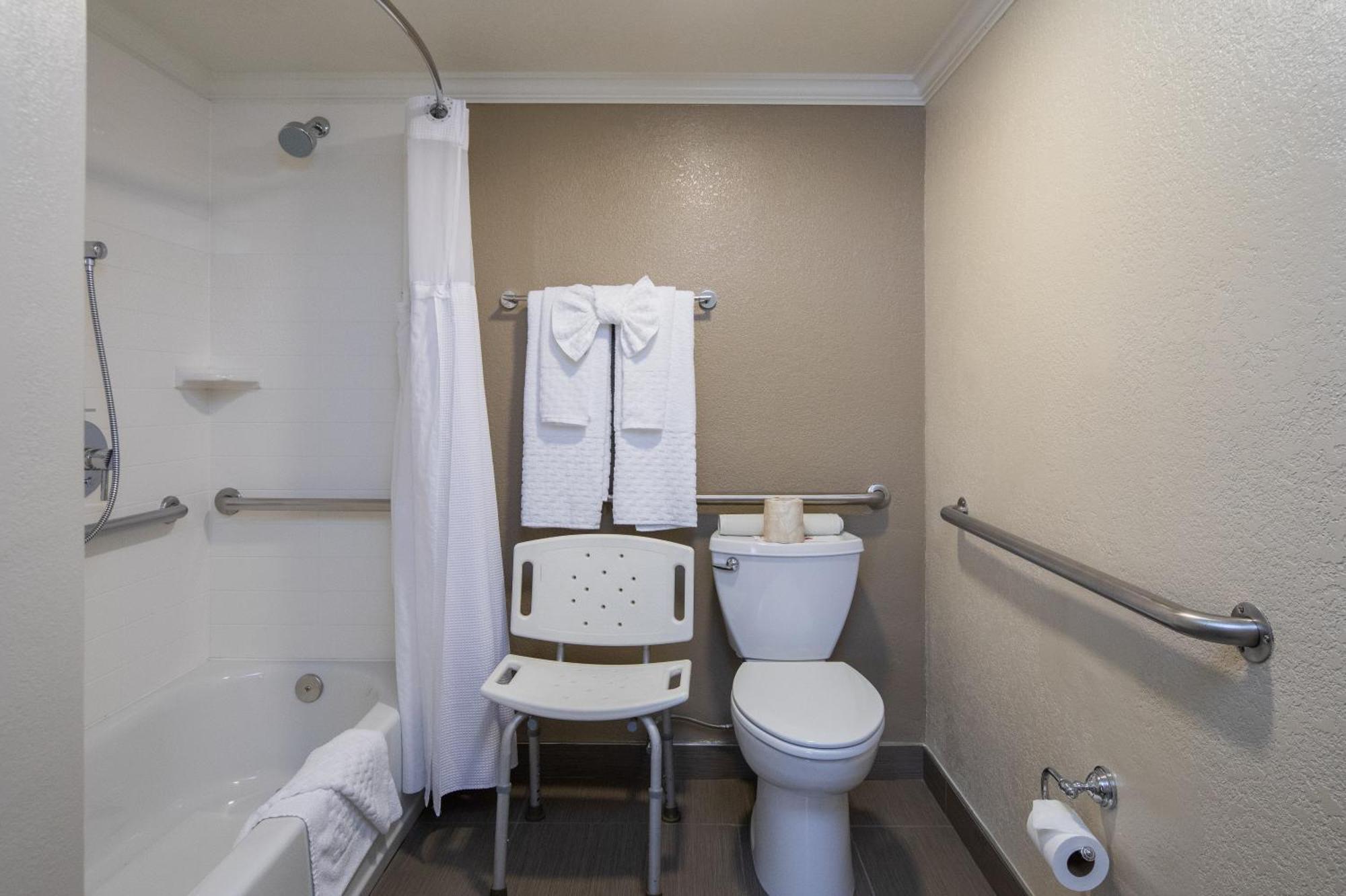 King Room Bath Tub Mobility Accessible or Non-Smoking