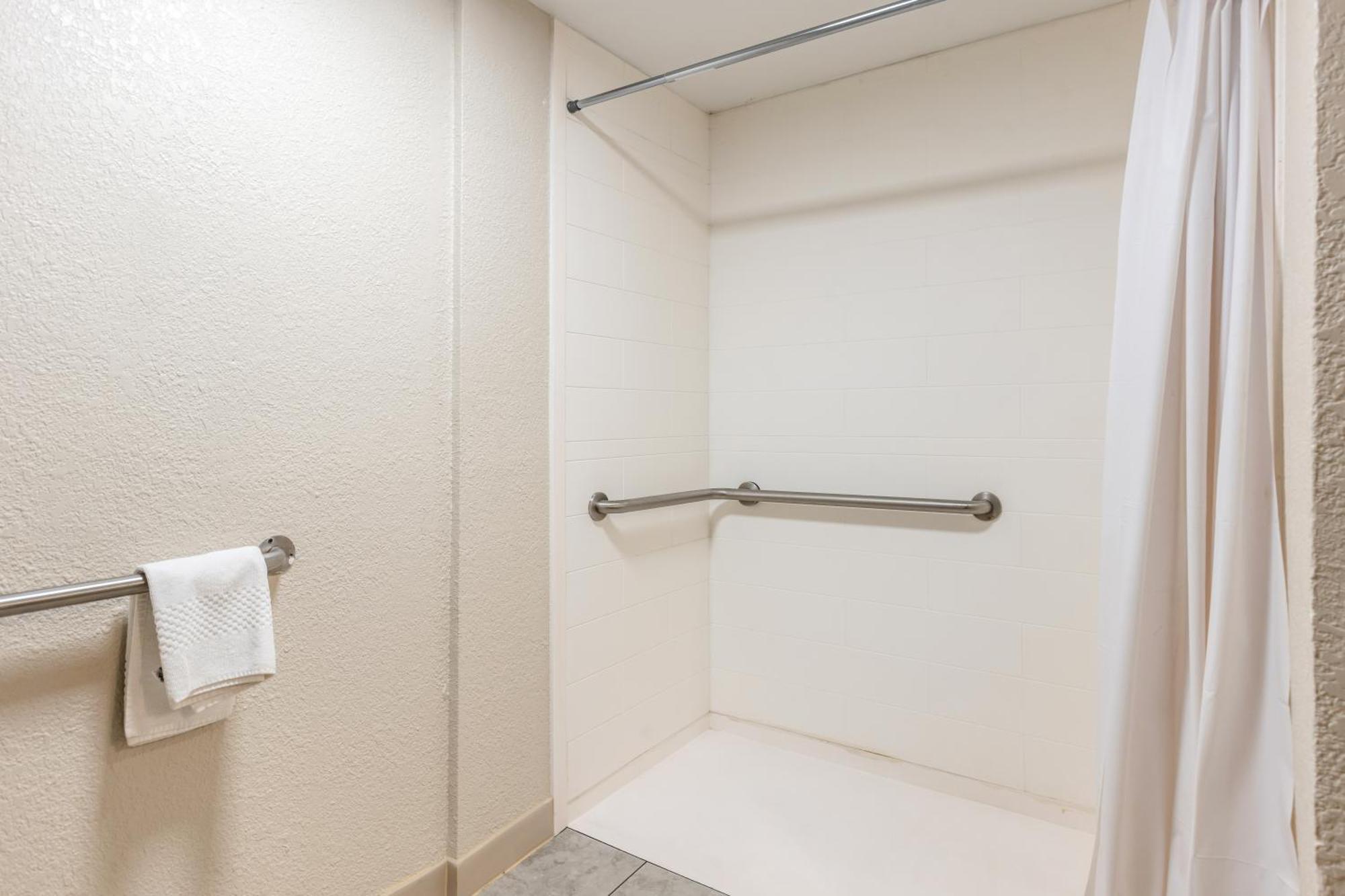 Chambre avec 2 Lits Queen-Size - Accessible aux Personnes à Mobilité Réduite - Non-Fumeurs