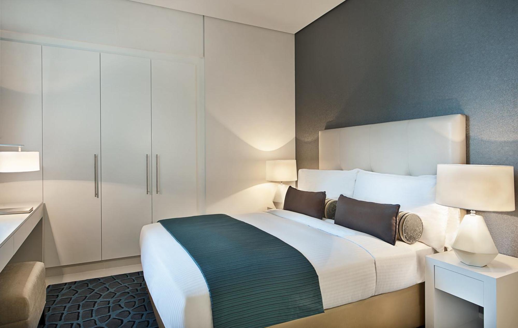 Deluxe Room kitchenette City Skyline View