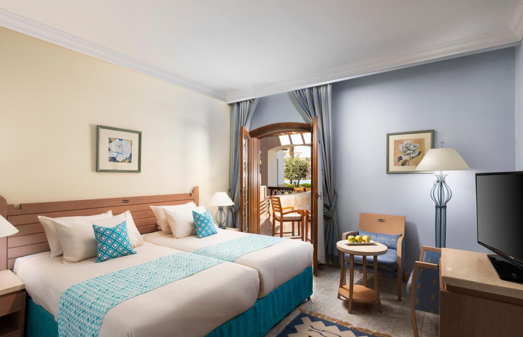 Dreibettzimmer mit Poolblick