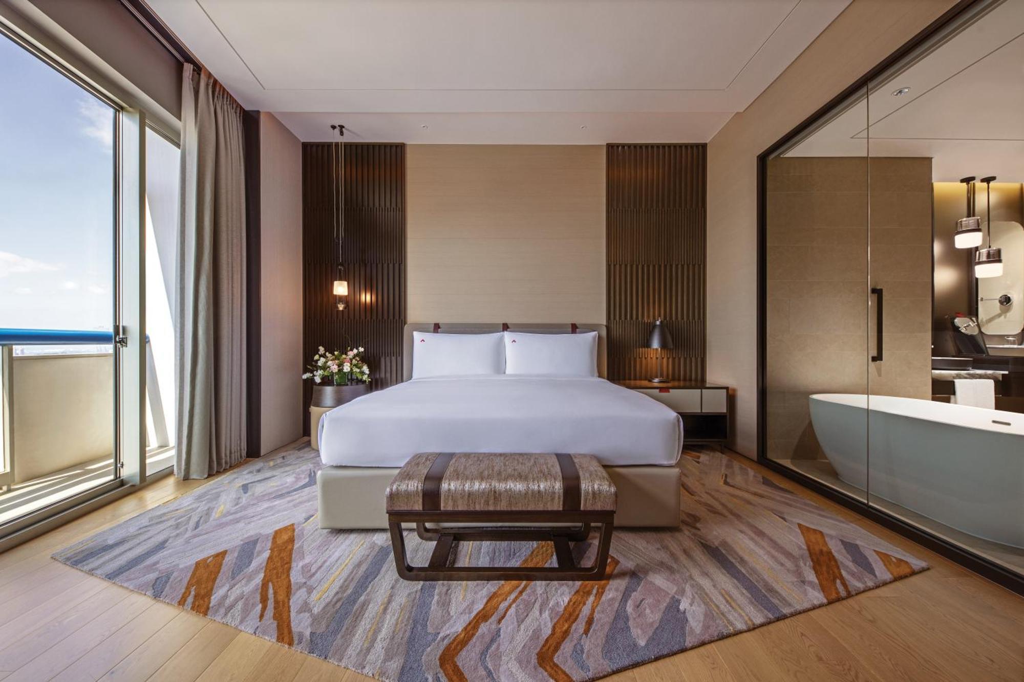 Crest Suite 1 King L65 Lounge Access High Floor 2 Balconies Panoramic View,1746827800:JPEG