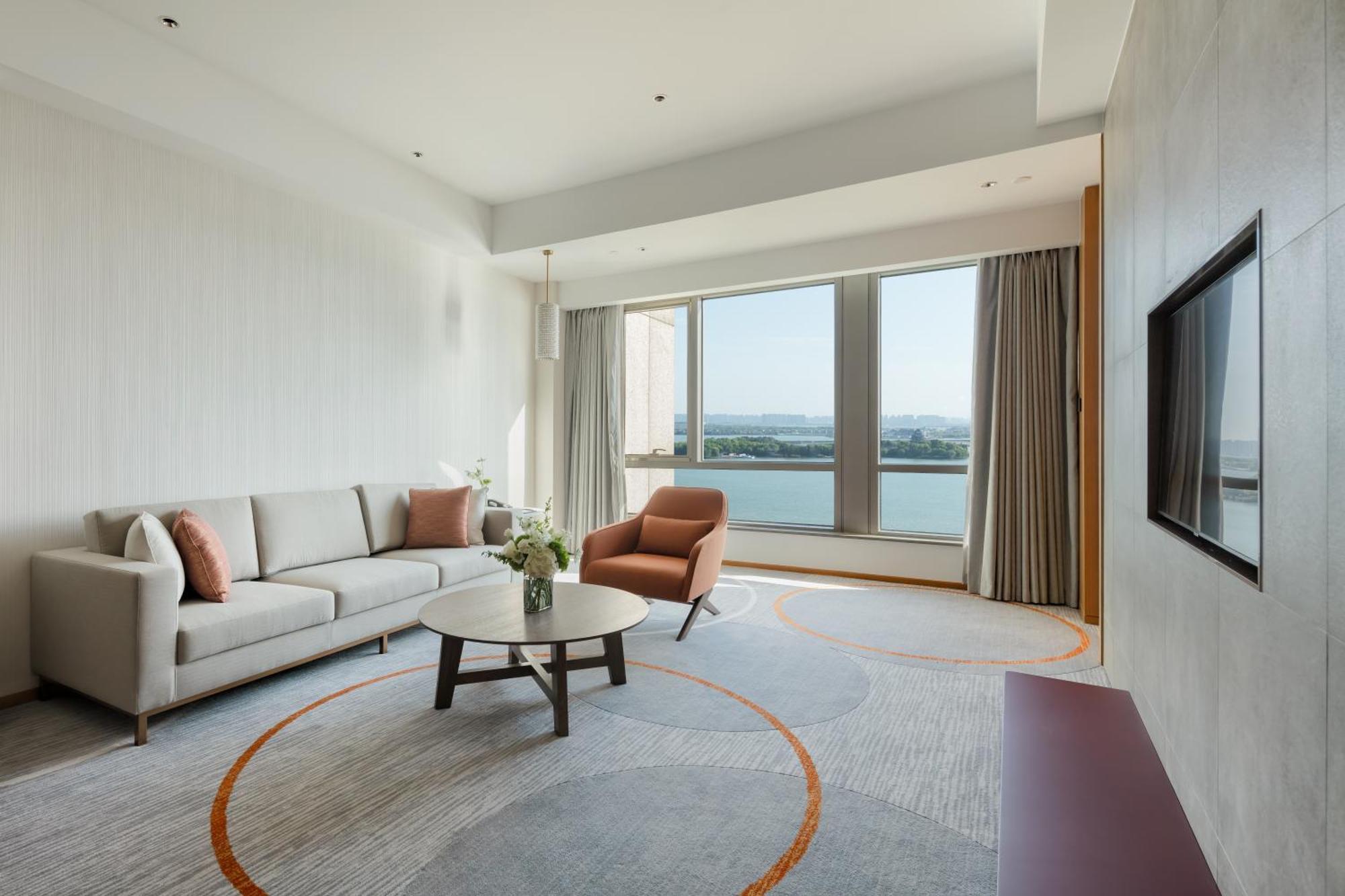 One-Bedroom Suite Landmark Lake View