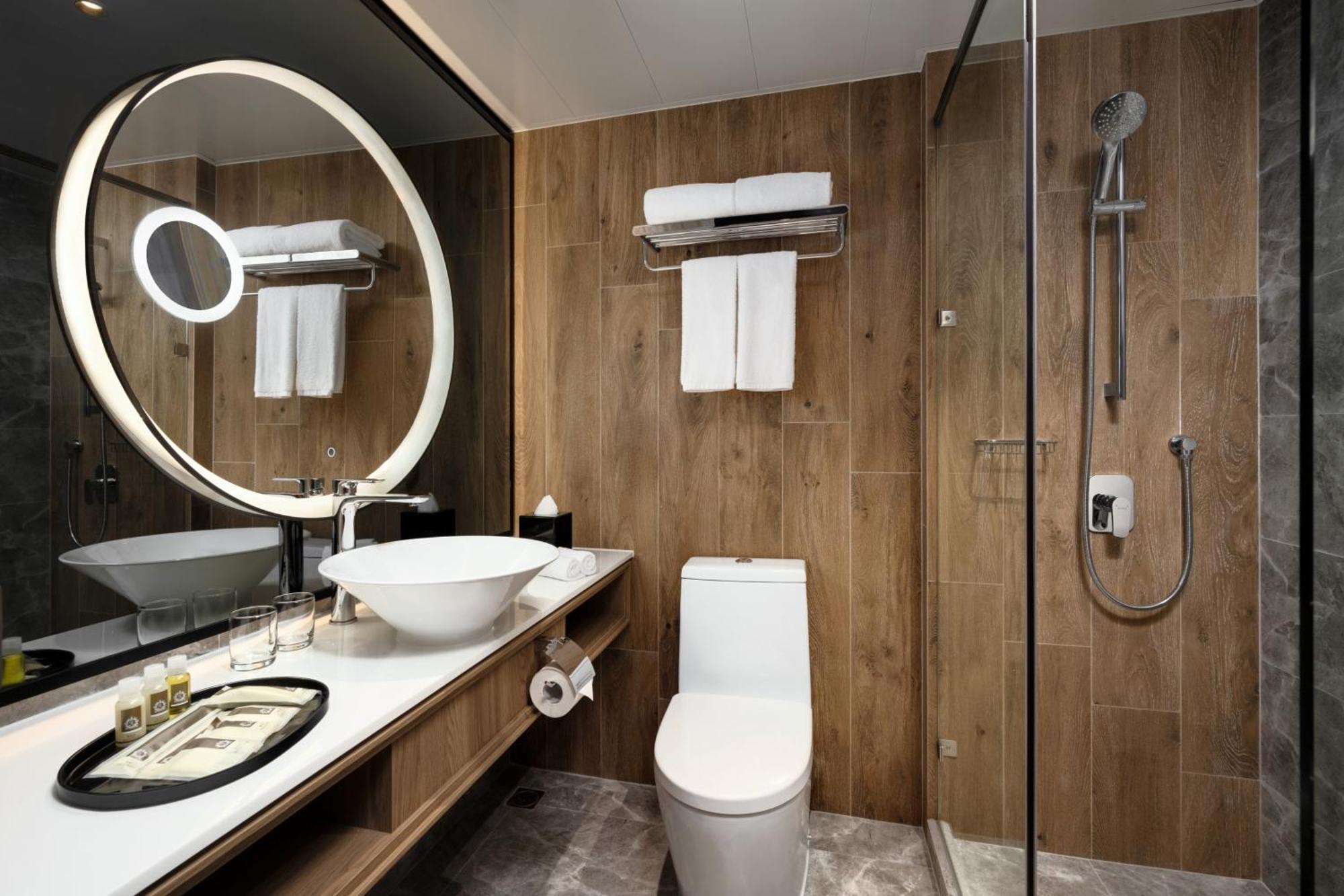 Deluxe Queen or Twin Room