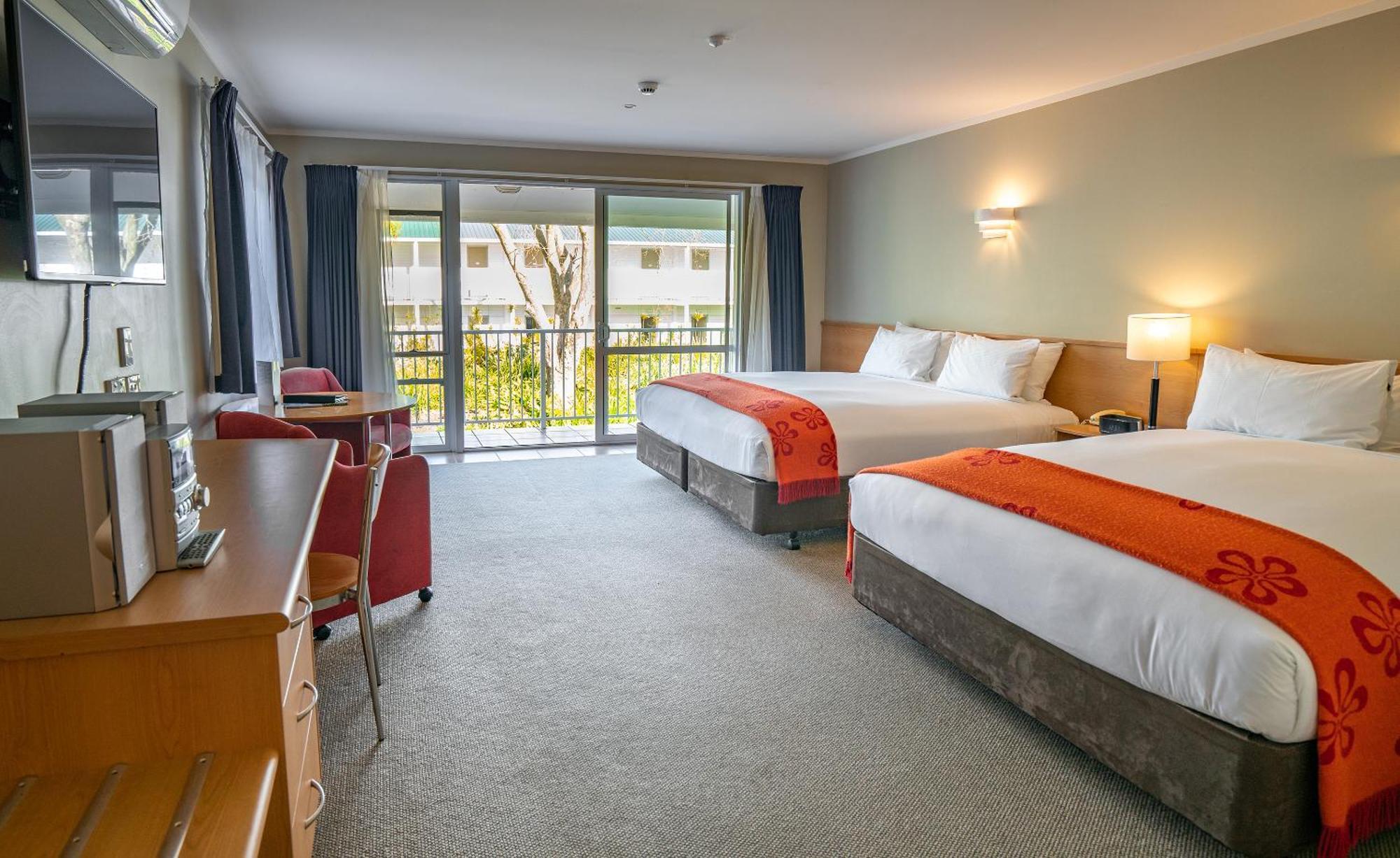 Superior Twin Room a King & Queen Bed