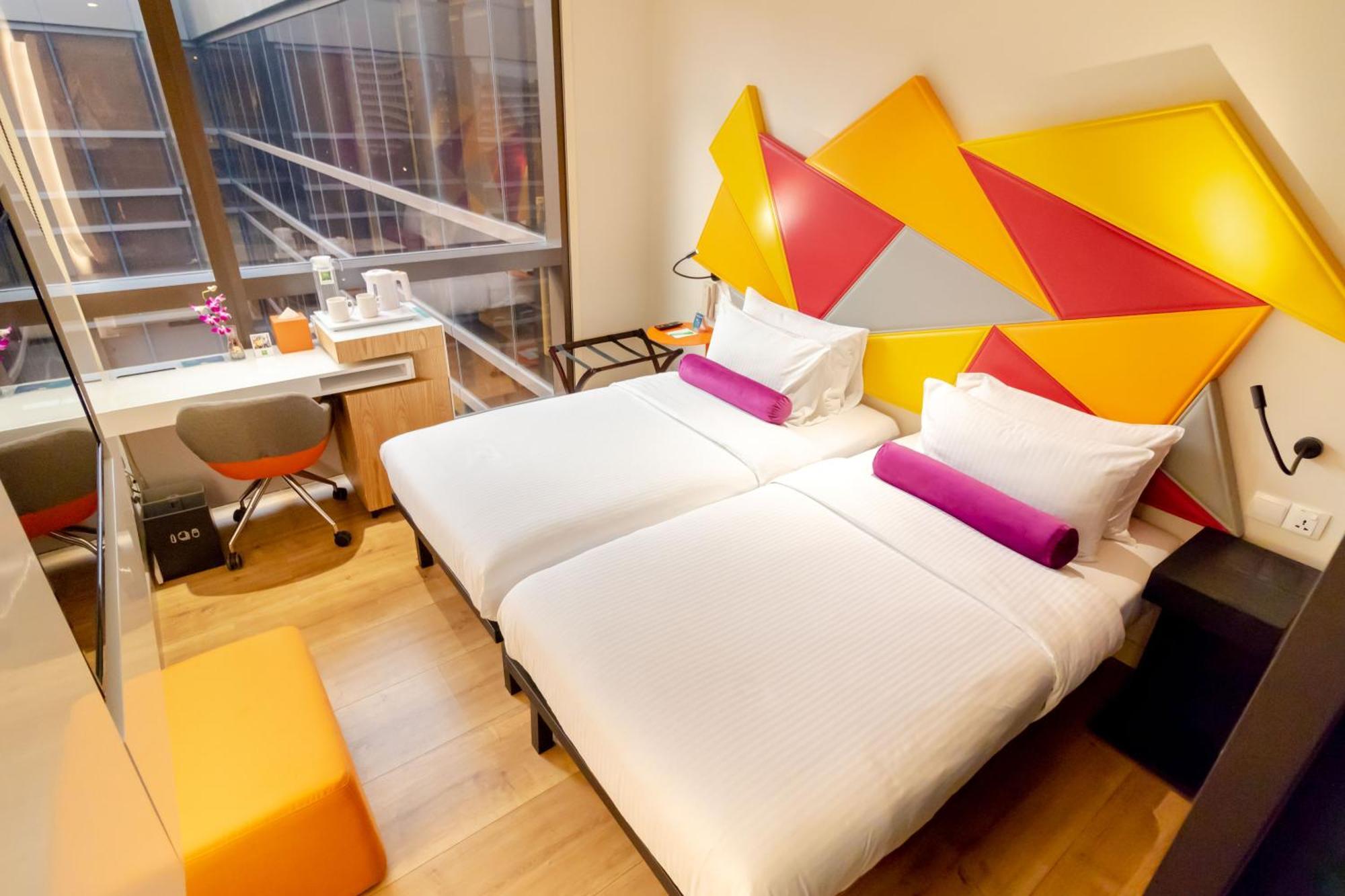 Standard Twin Room Pool View 2 Single Beds