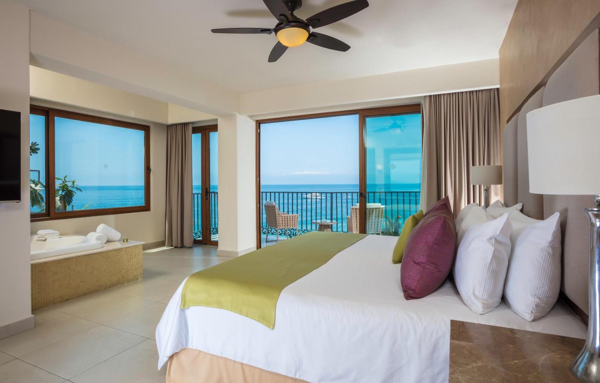 Grand Almar con bañera de hidromasaje, terraza y vistas totales al mar