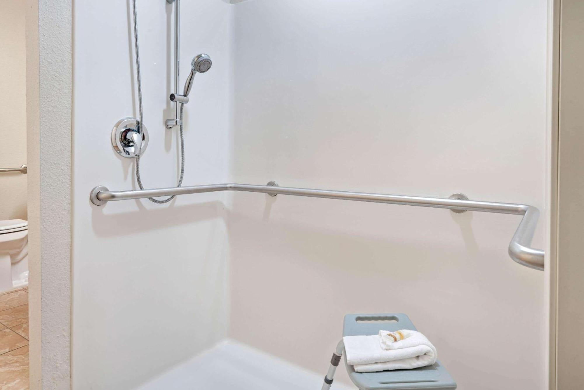 Chambre Lit King-Size - Accessible aux Personnes à Mobilité Réduite