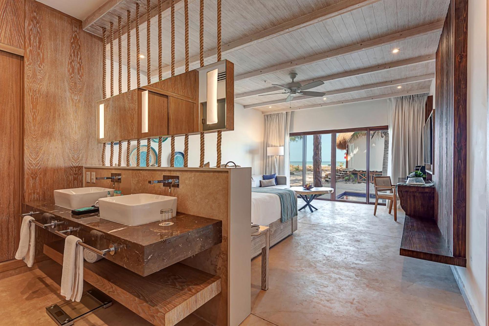 Deluxe Junior Suite Swim Out