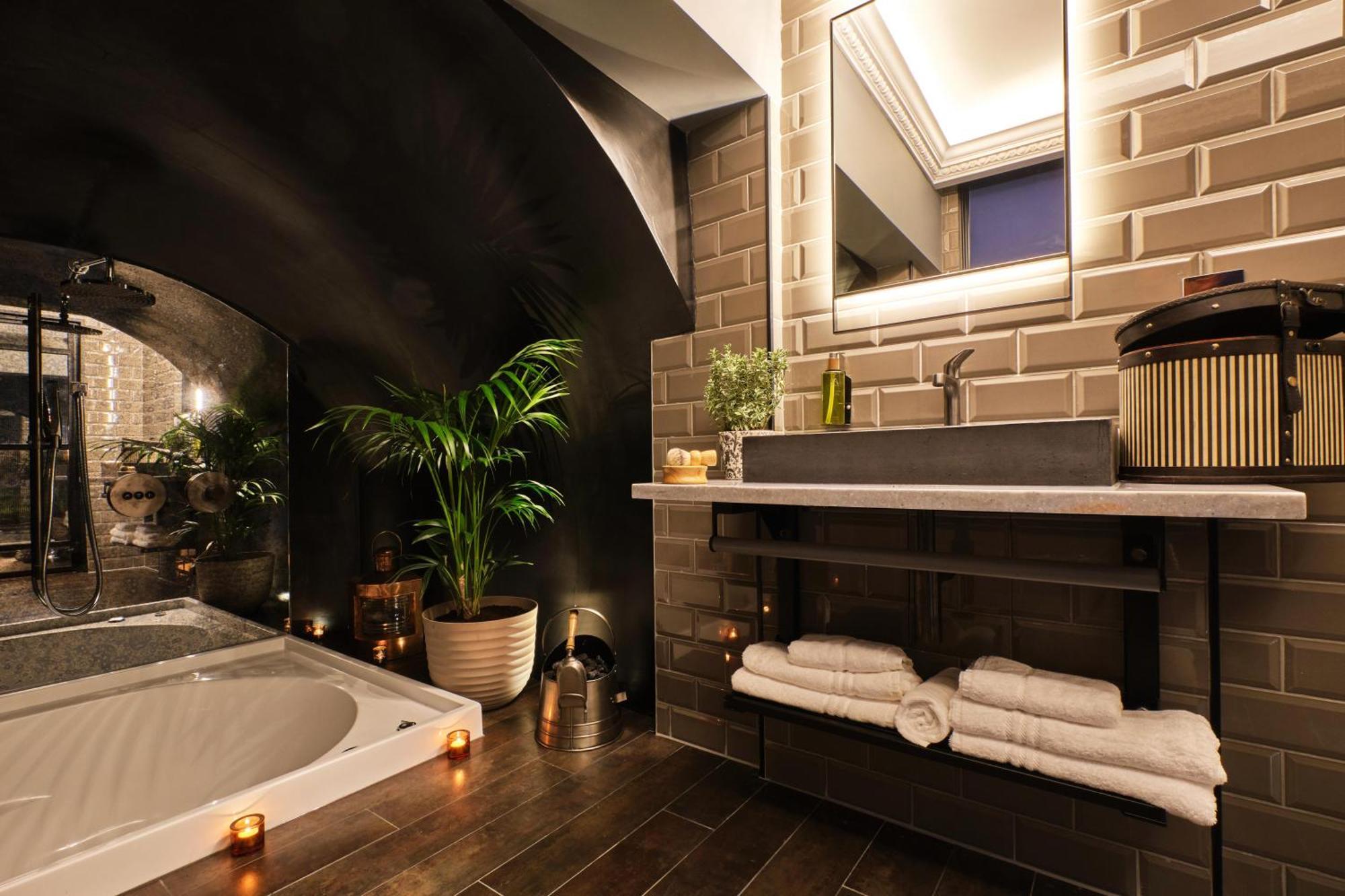 Feature King Vaulted Bathroom