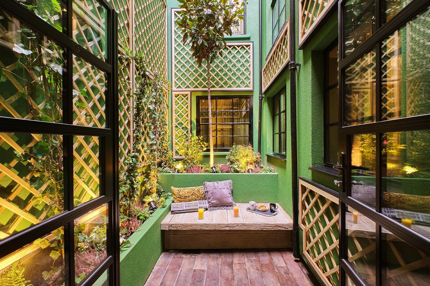 Feature Courtyard