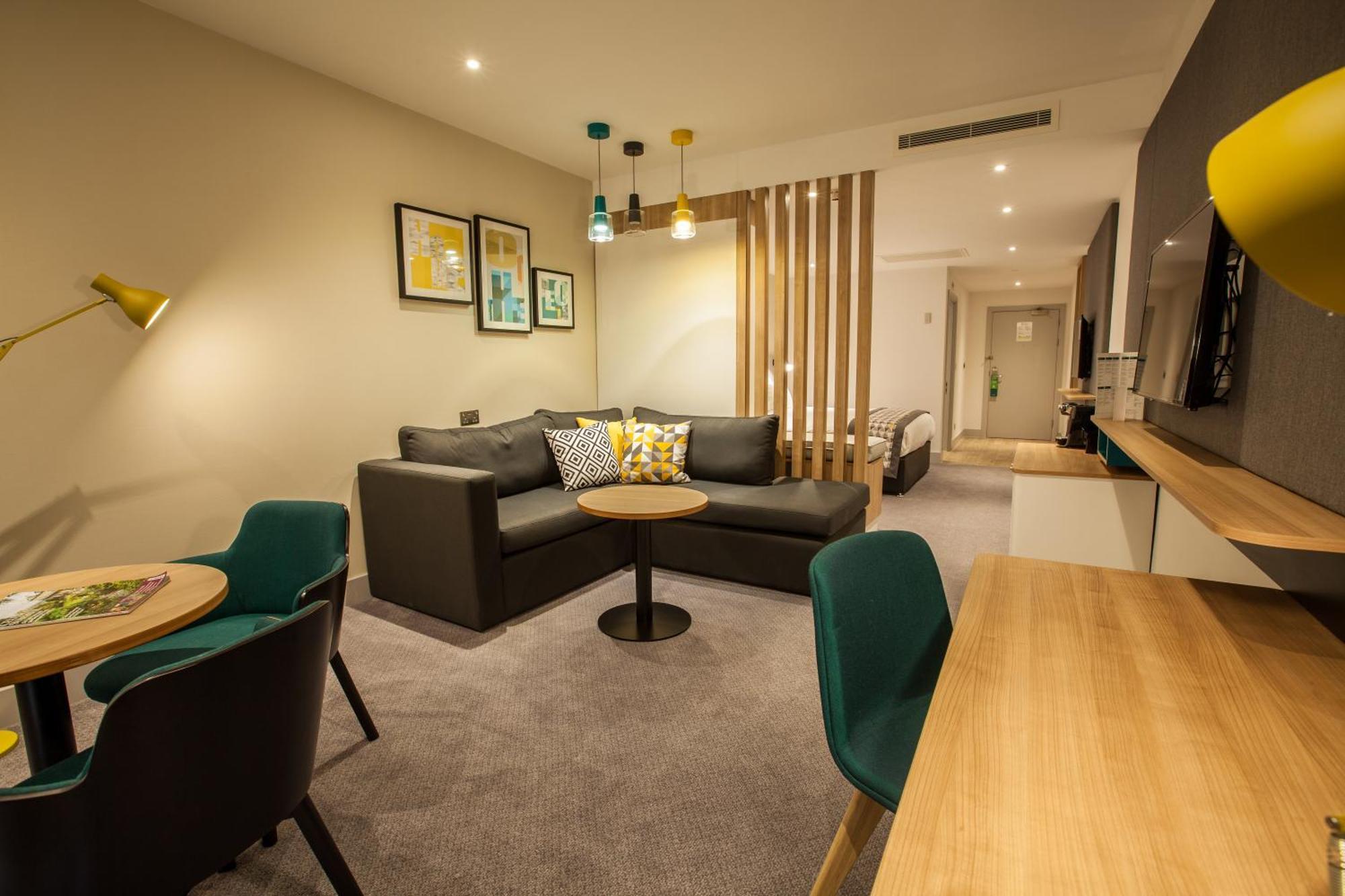 Suite met Kingsize Bed en Slaapbank voor 1 persoon