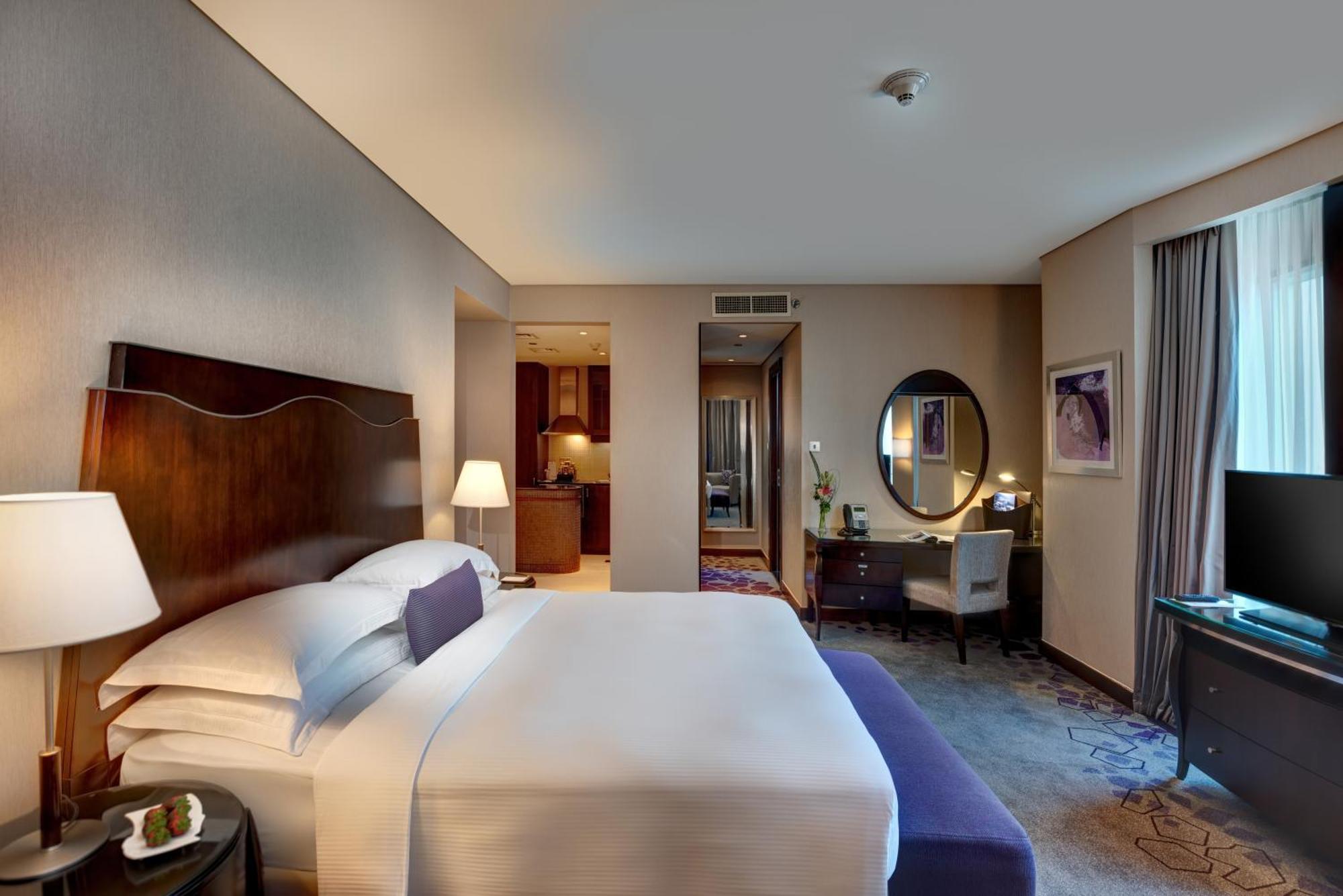 Quarto Grande de Canto com Cama King-size