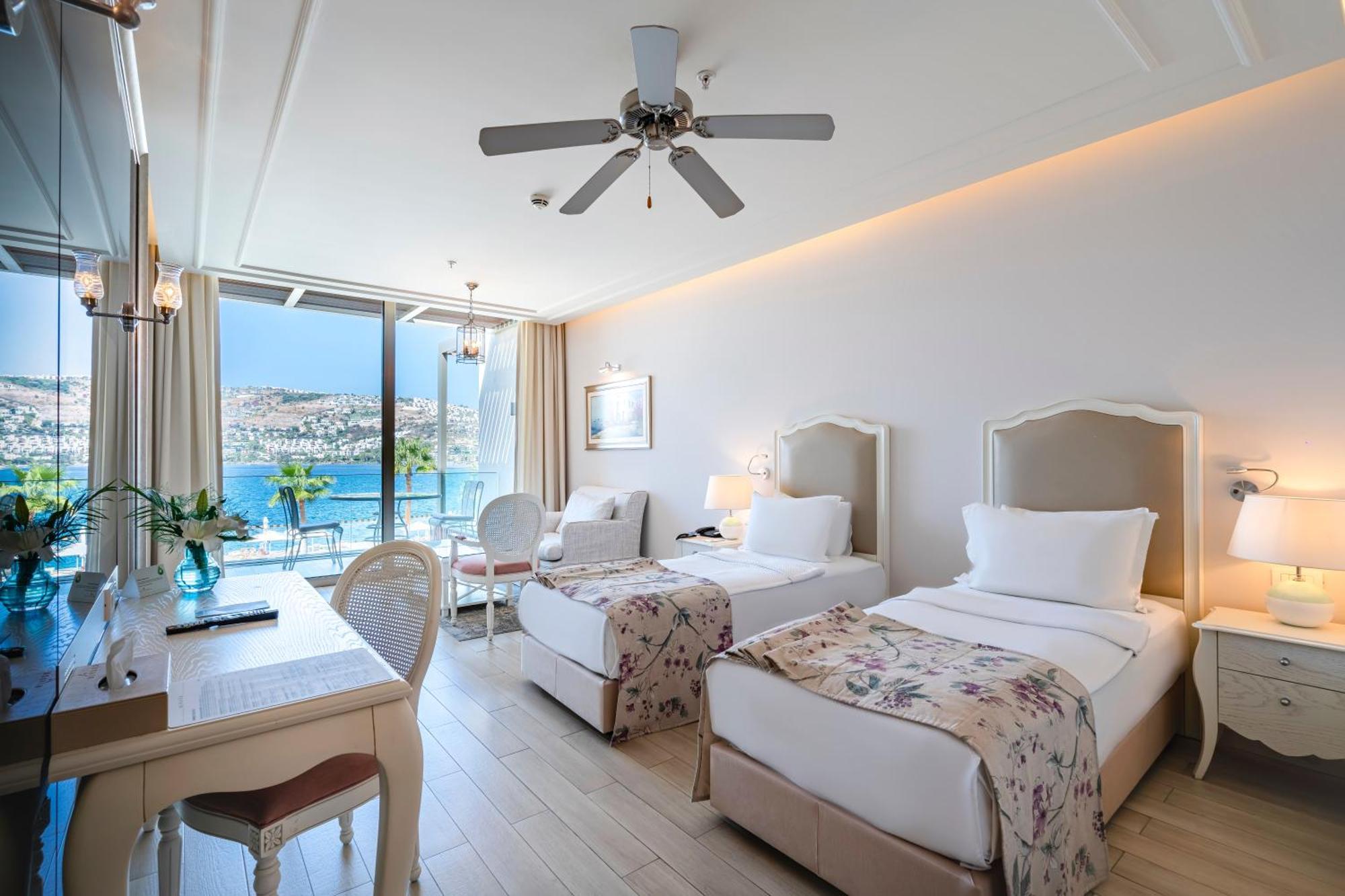 Deluxe King or Queen Bed Sea View