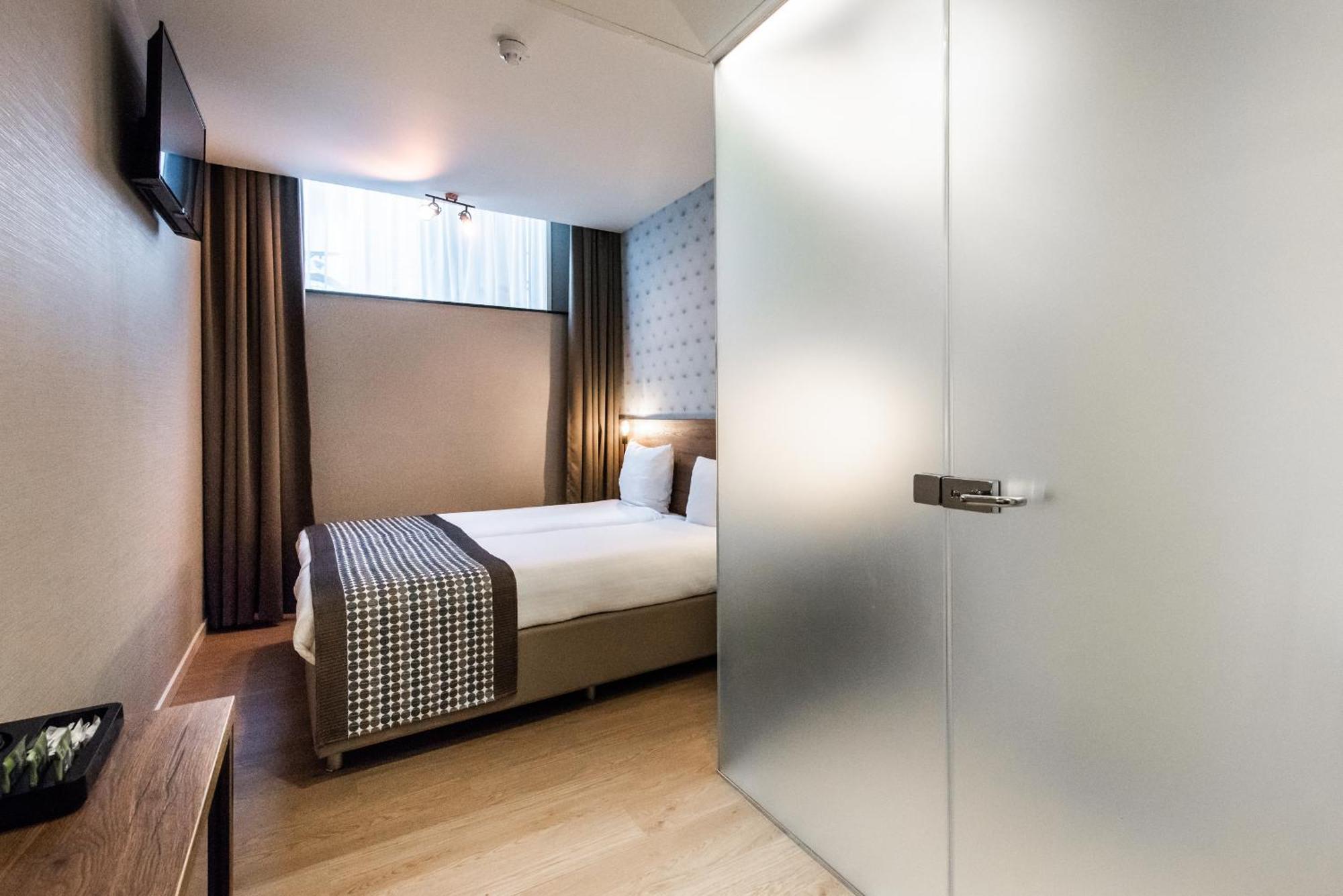 Semi Souterrain Twin Room