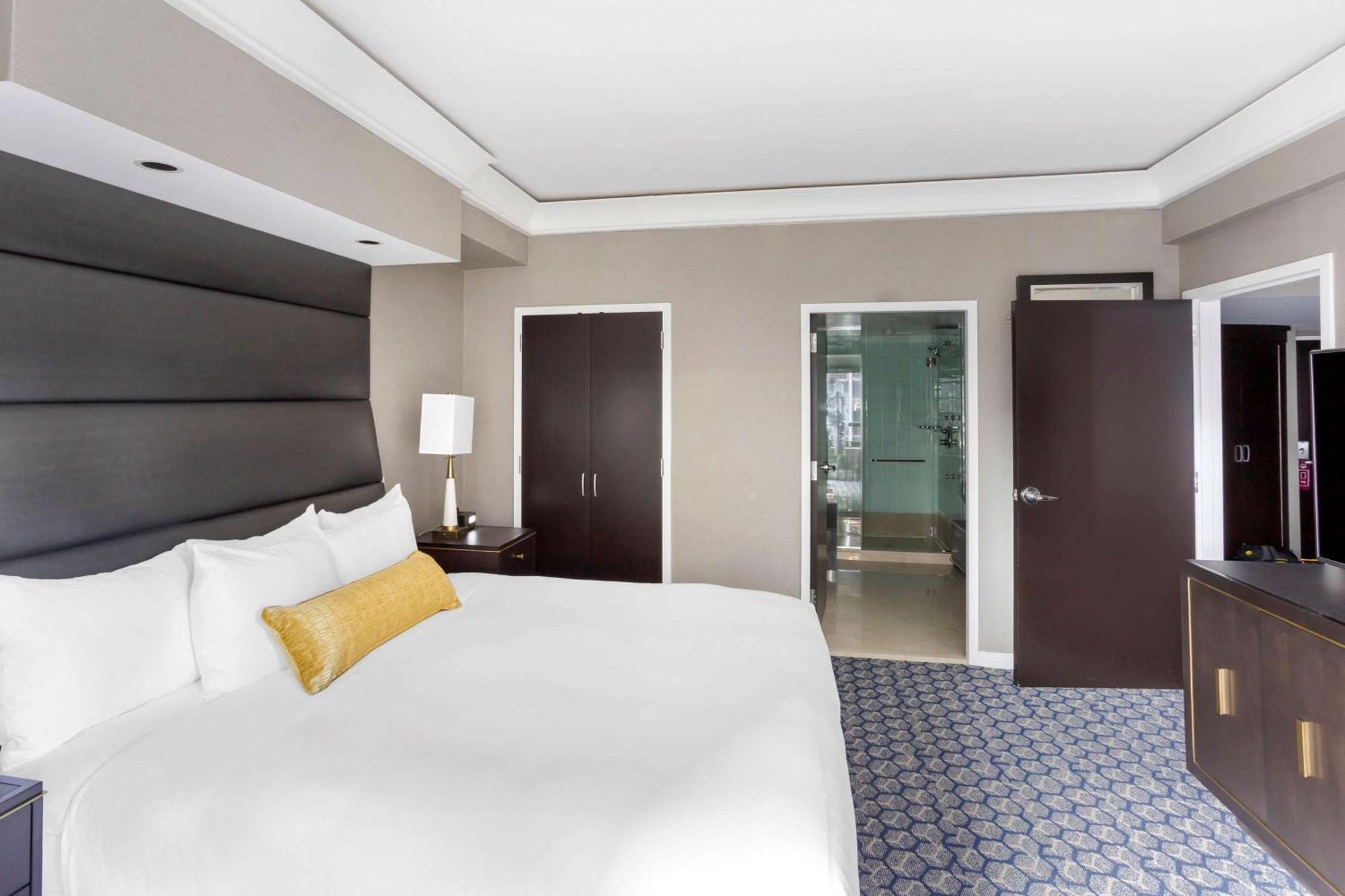 Suite King com 1 Quarto e Sofá-cama