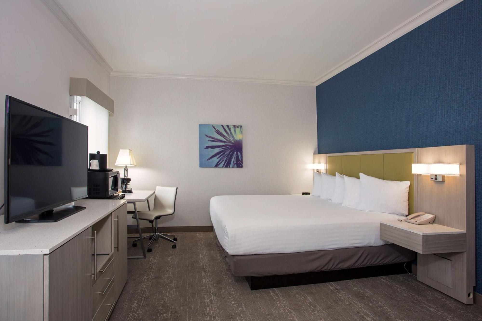 Habitación con cama extragrande.