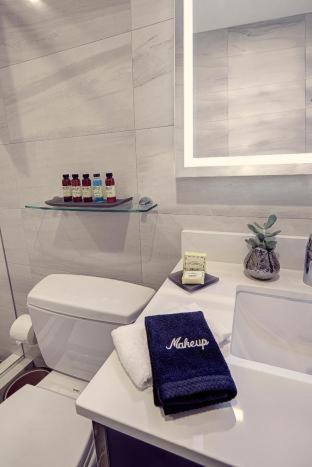 Petite Queen Room