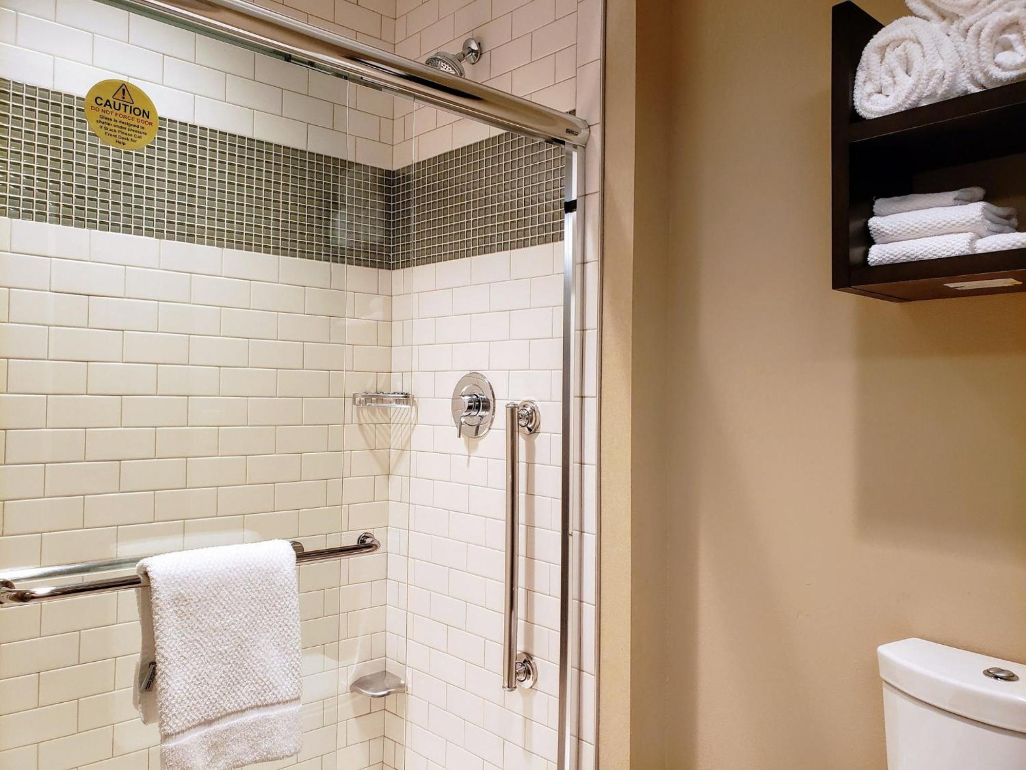 Studio Accessible aux Personnes à Mobilité Réduite avec Lit King-Size - Douche à l'Italienne - Non-Fumeurs