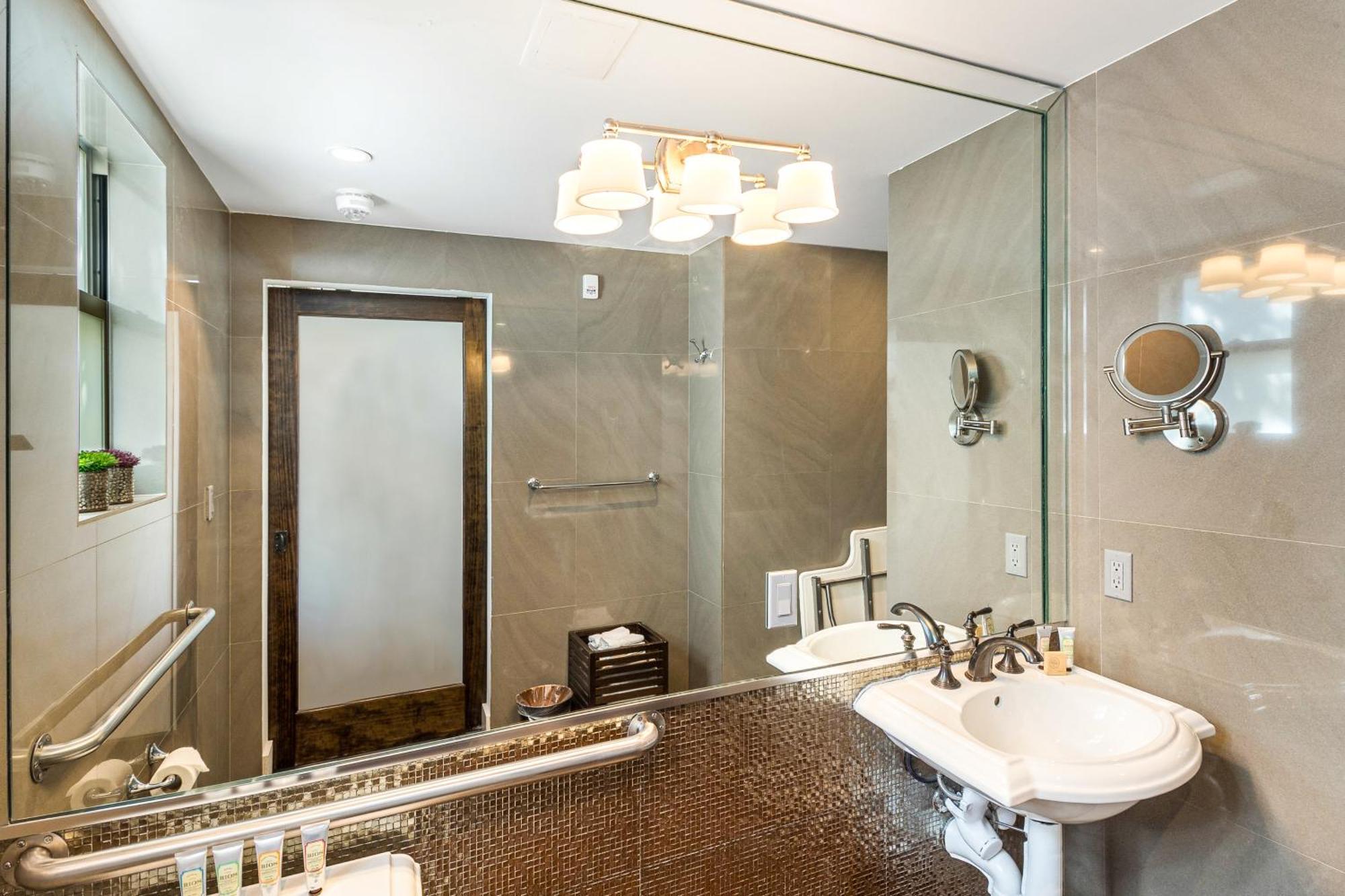 Deluxe King Room Ocean View