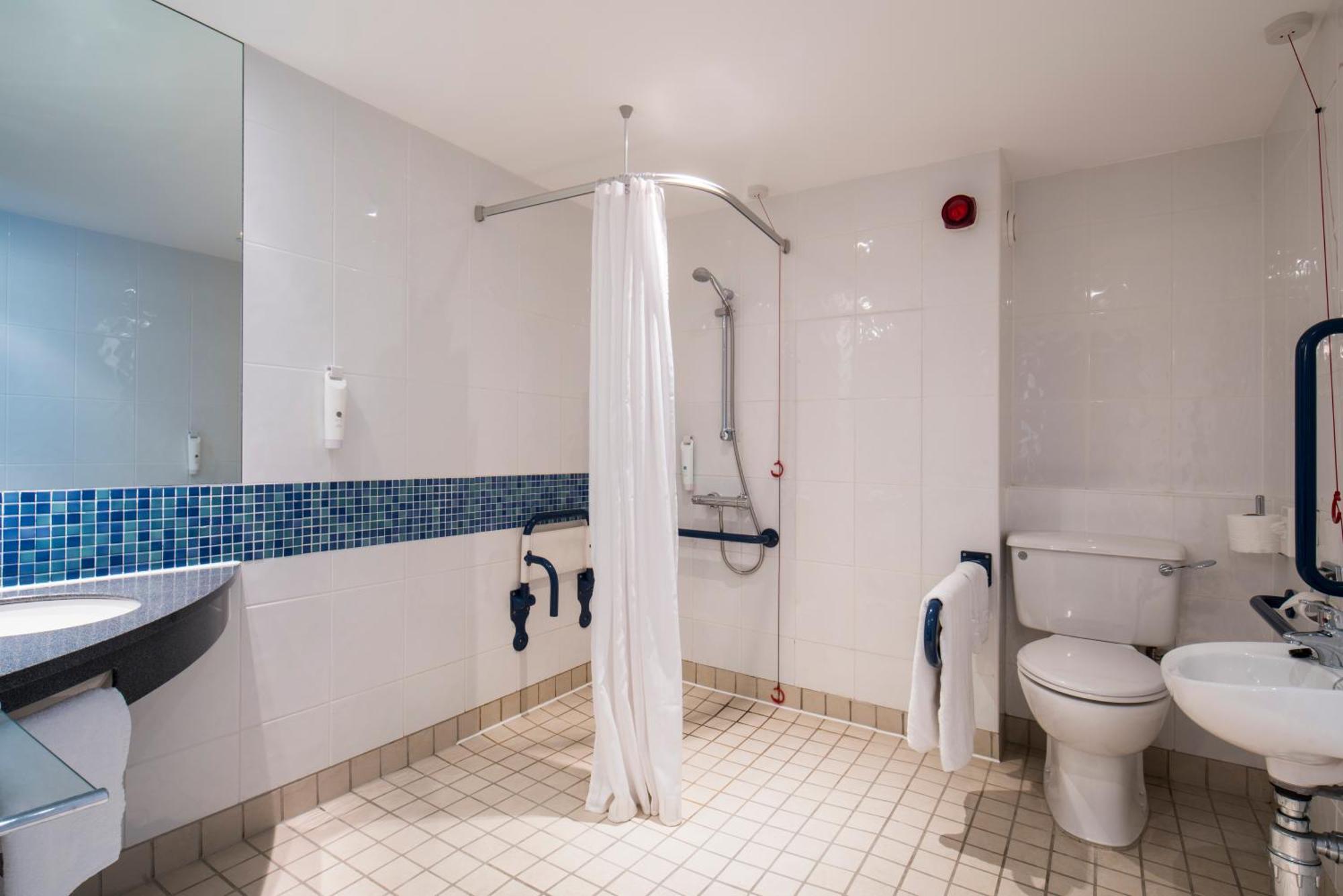 Standard Twin Room with Free Hot Breakfast - Accessible