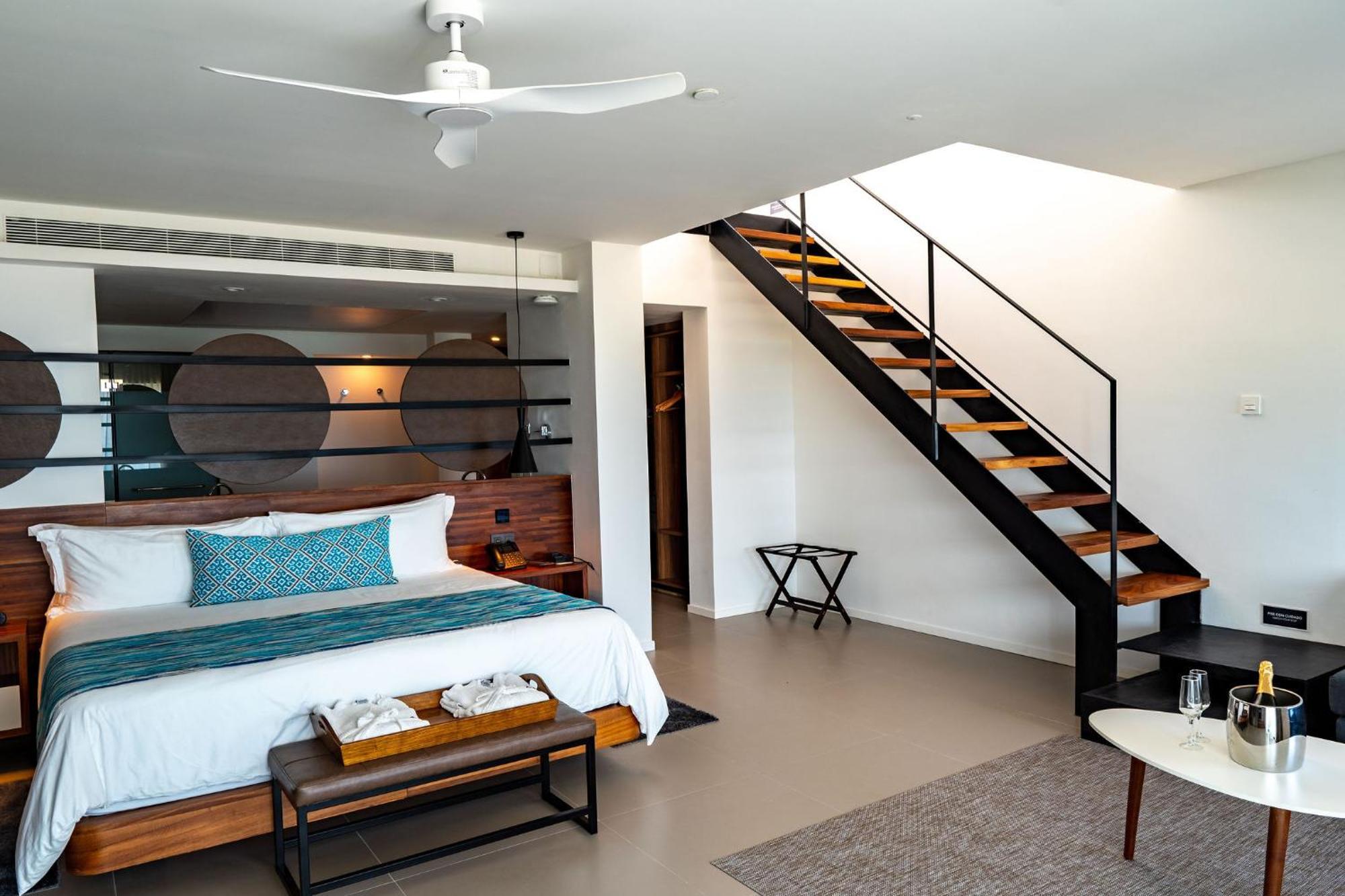 Sky View Suite Rooftop Outdoor Jacuzzi Wifi