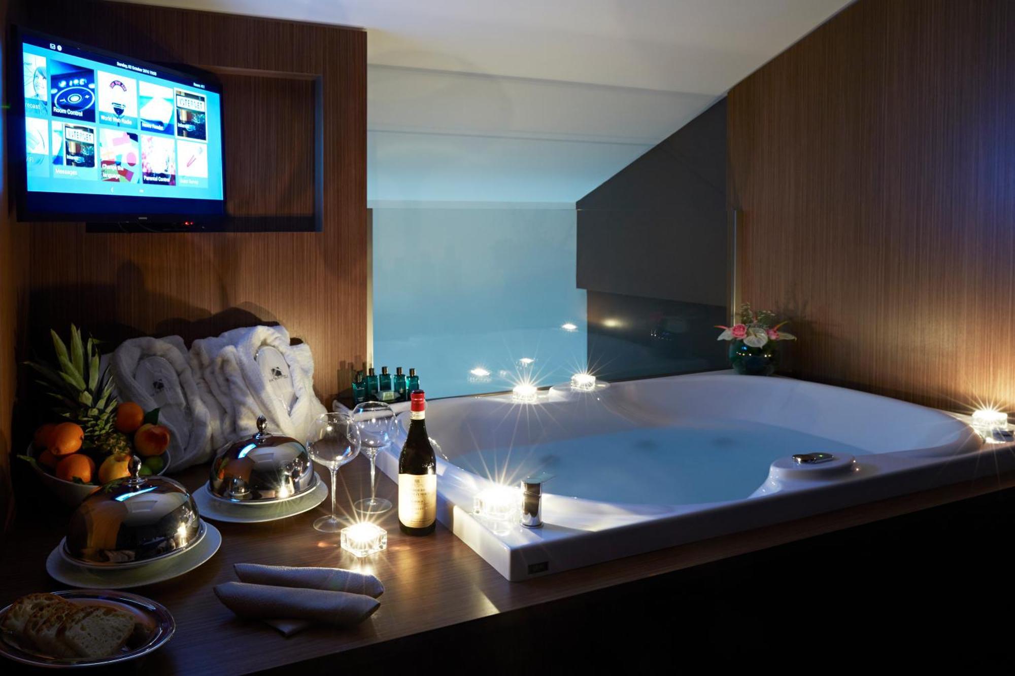 Junior Suite with Hot Tub - Split Level,1281191530:JPEG