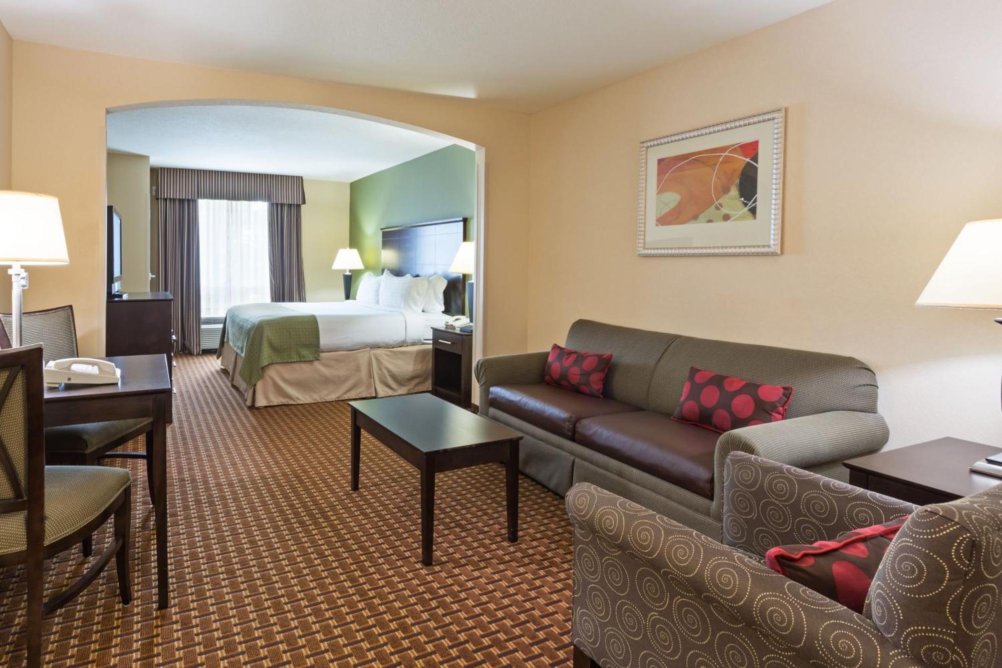 One-Bedroom Suite with Roll-In Shower - Mobility Accessible