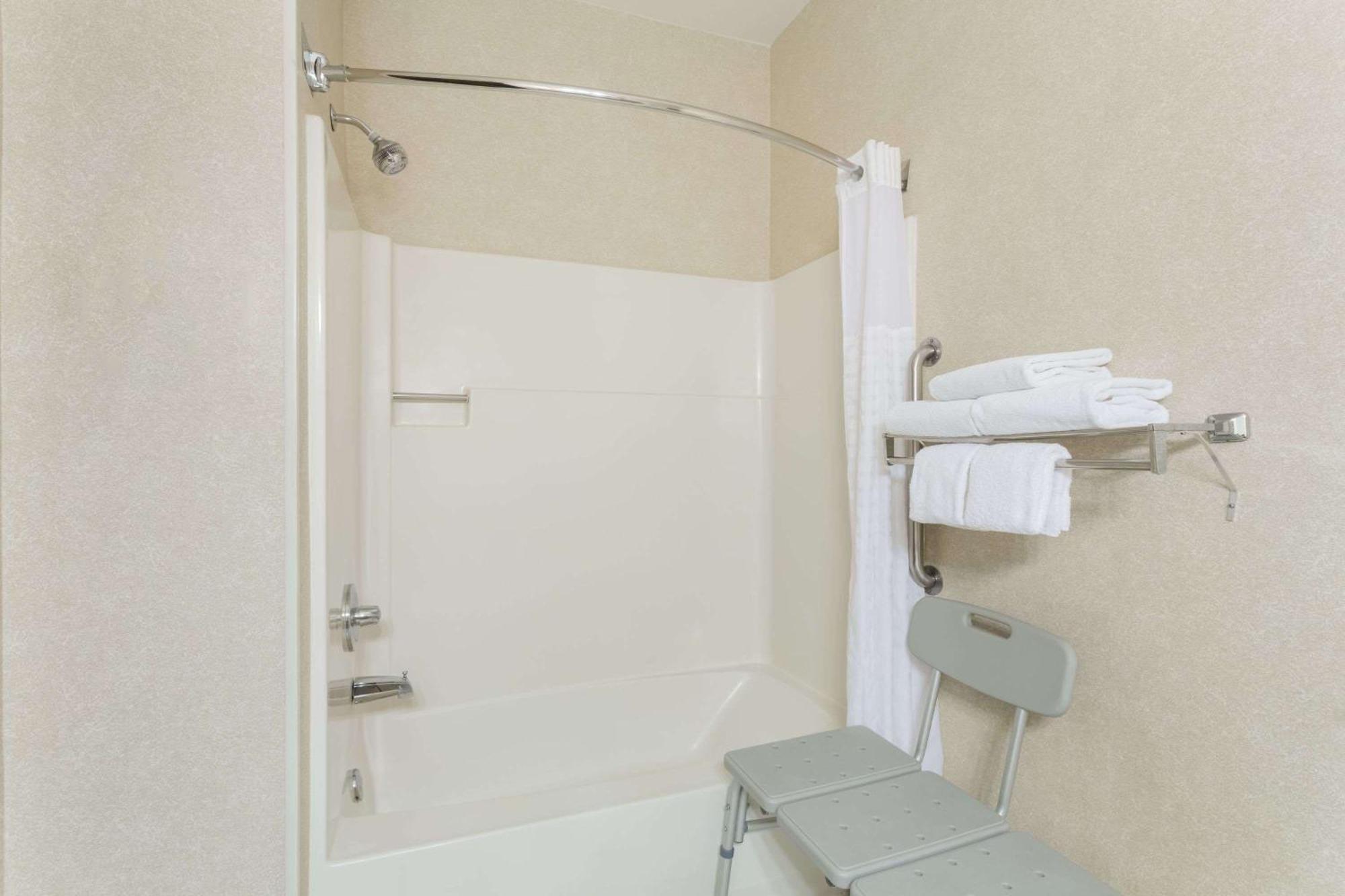 Chambre Lit Queen-Size Accessible aux Personnes à Mobilité Réduite - Non-Fumeurs