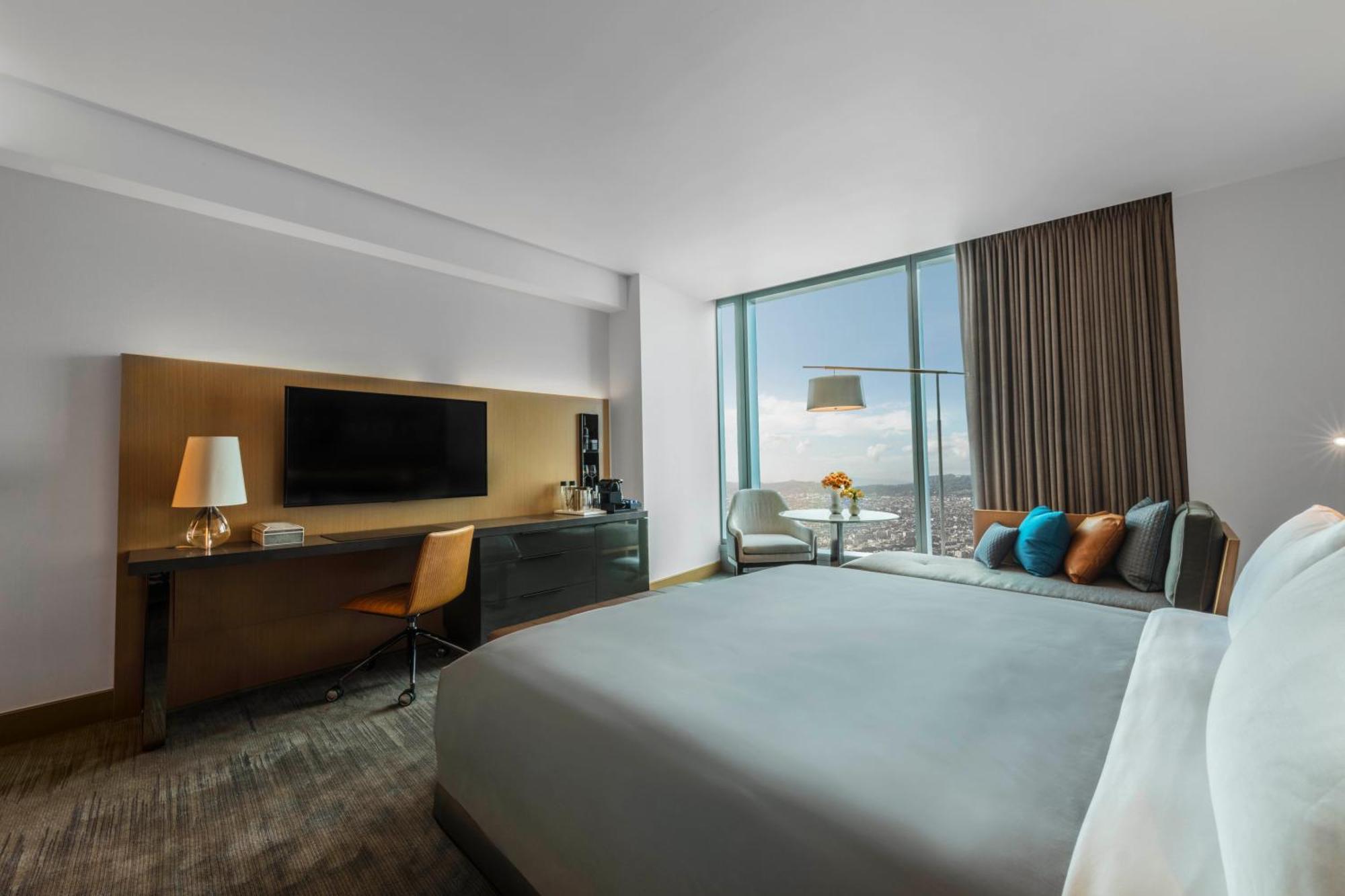 1 King Bed Club City View