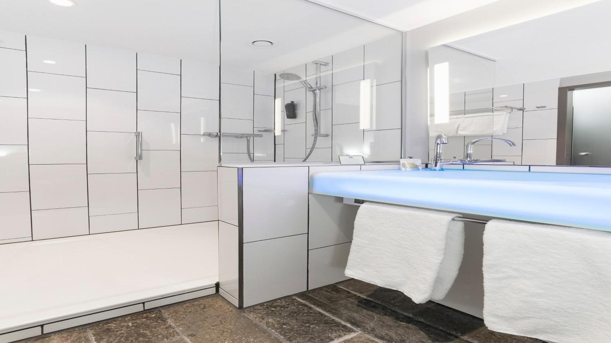 Suite con sofá cama y vistas al perfil urbano - 1 cama extragrande