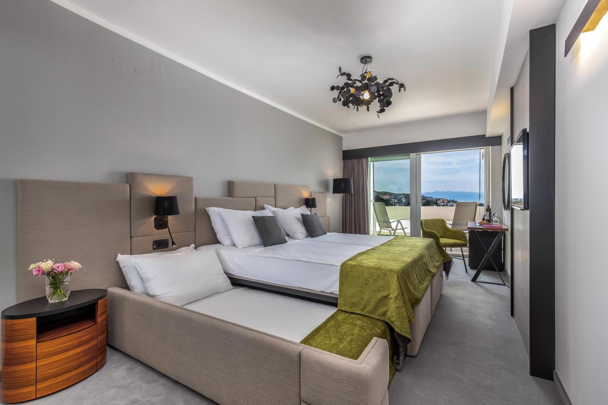 Superior Double Room 2 Extra pull-out Beds Sea Side View Balcony