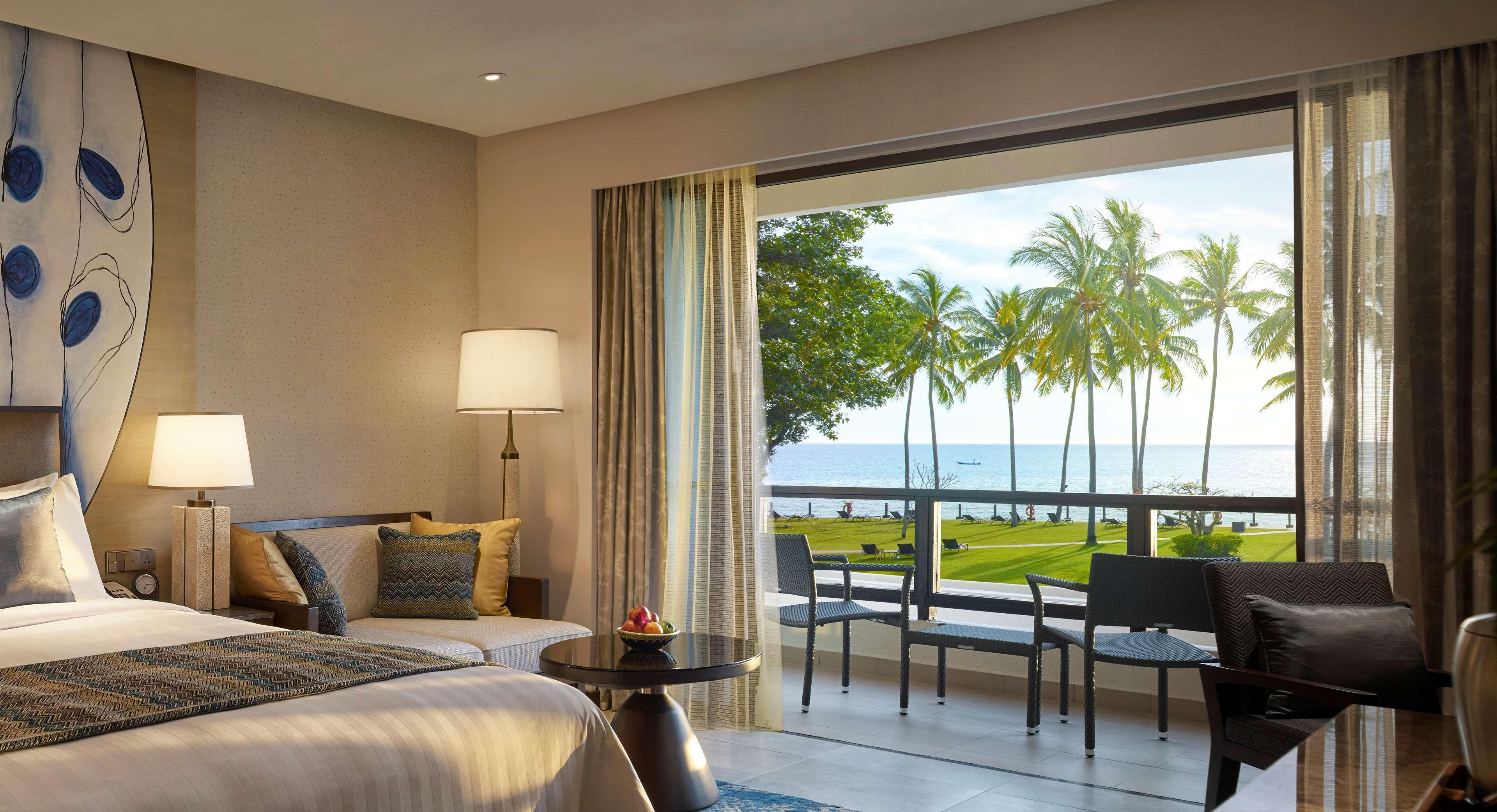 Zimmer Tanjung mit Kingsize-Bett und Meerblick