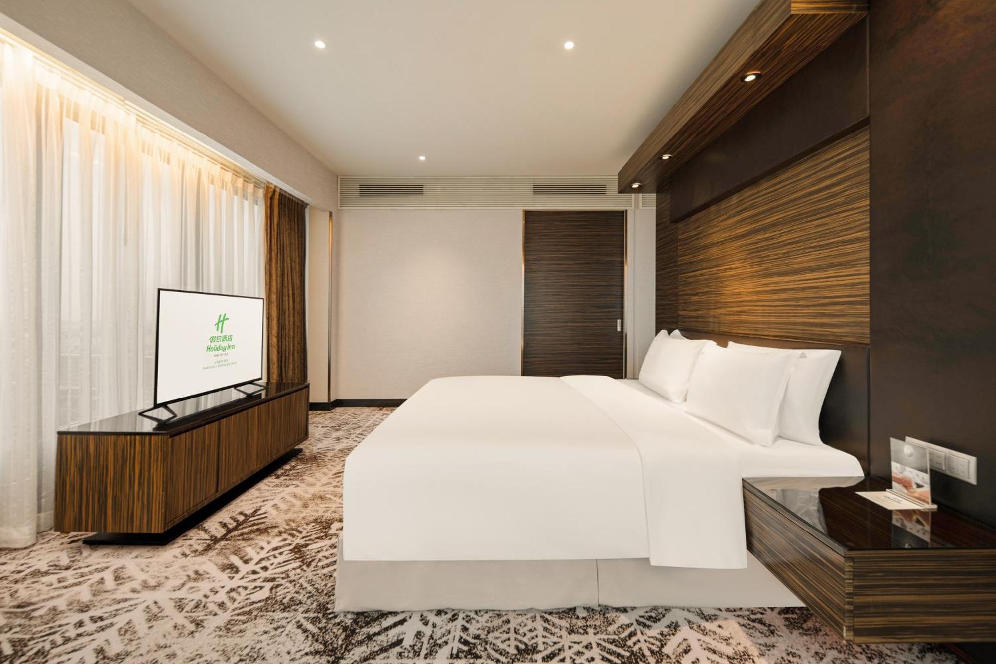 One-Bedroom King Suite Dining Area
