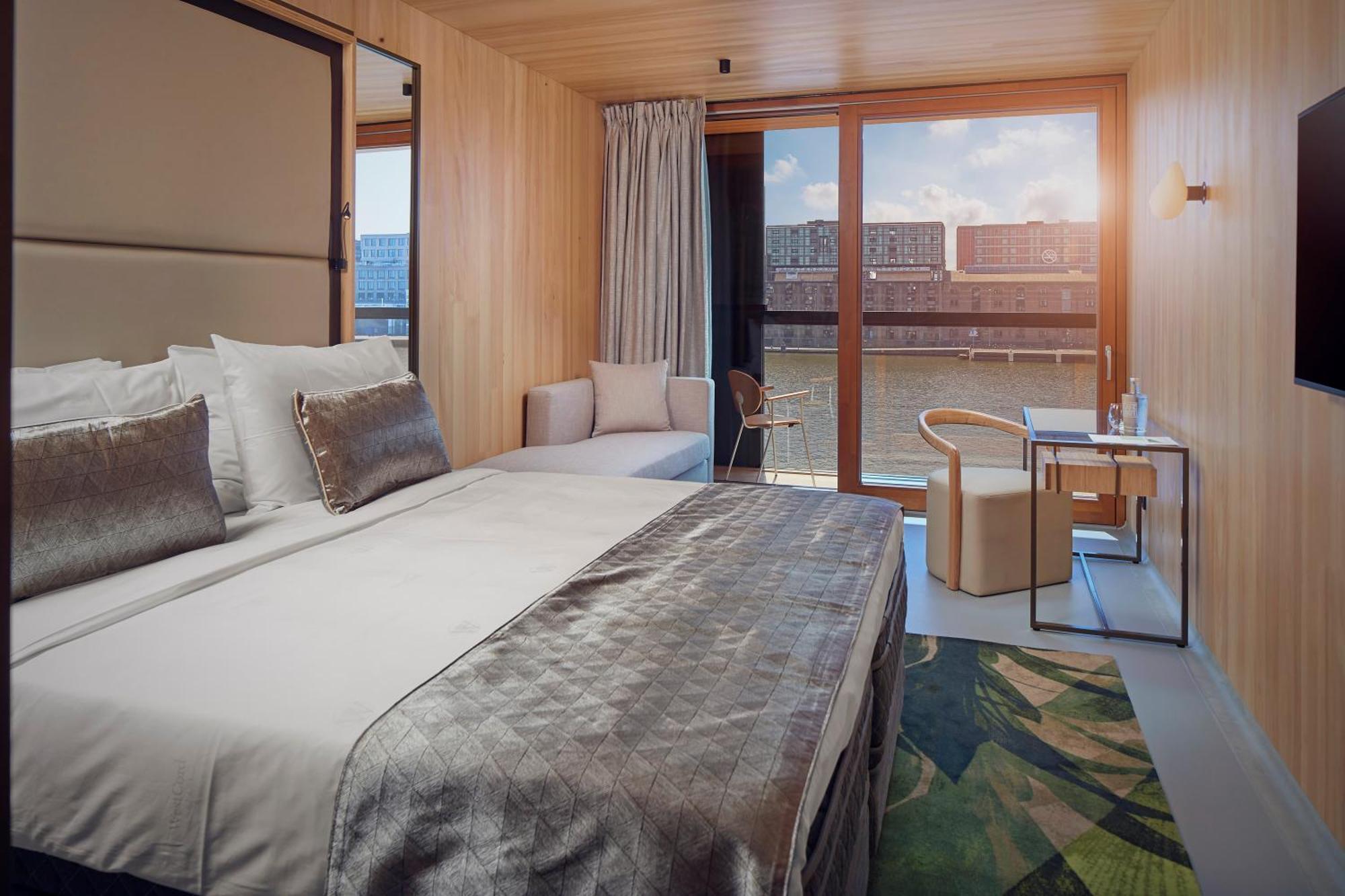 Quarto Superior com Chuveiro e Varanda - Frente Água